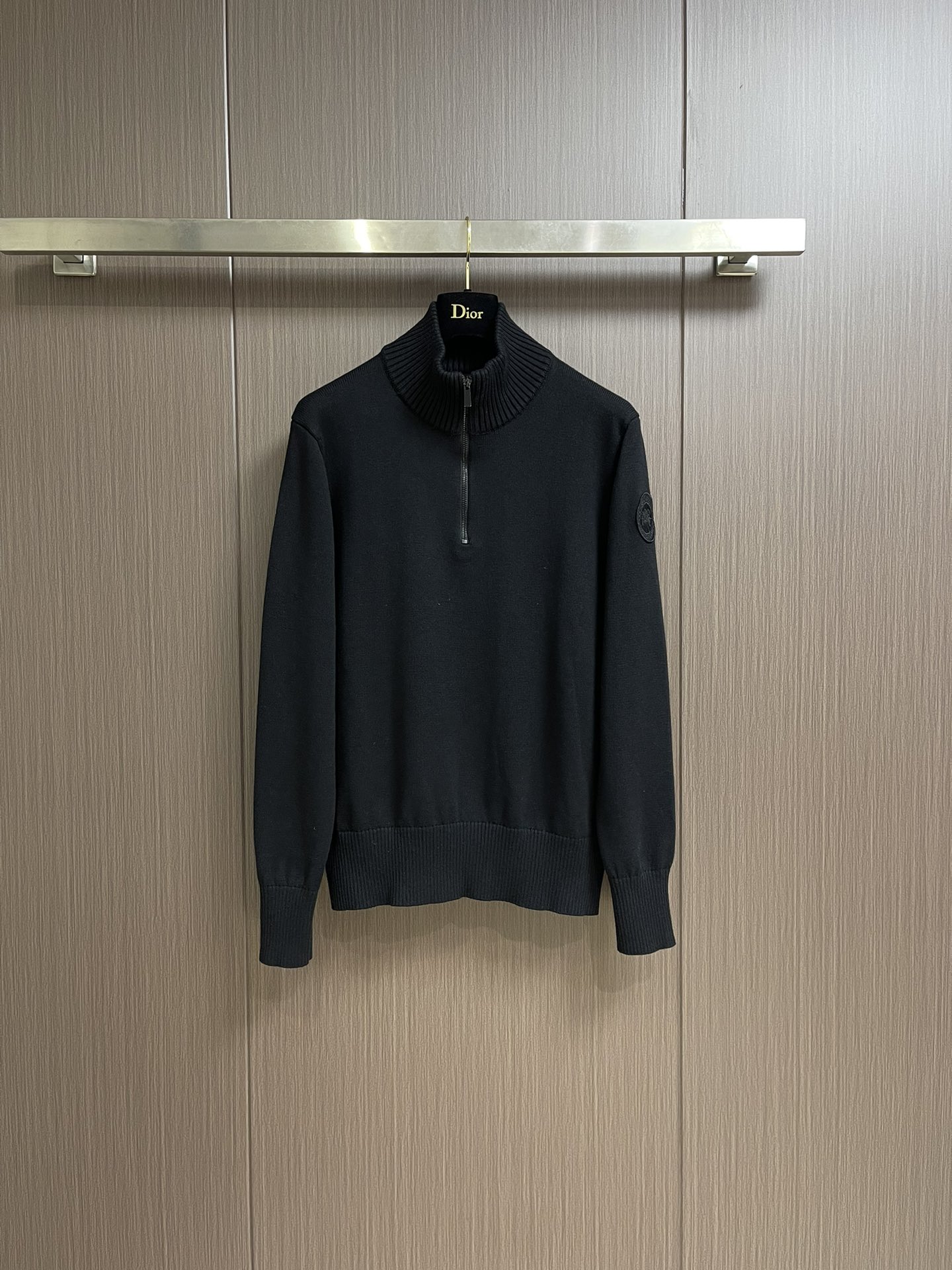 NO:521435,CANADA GOOSE Canada Goose FW's new half-zipper stand-collar knitted cardigan. The knitting technique makes the density extremely delicate, creating a solid, delicate and soft fabric with a solid, delicate and soft texture. The texture is largely comparable to noble cashmere and a classic and versatile model. The sleeves are decorated with brand logos and are highly recognizable; the stand-up collar design is suitable for all kinds of outfits. Size S-XL, alexander wang19860909CANADA GOOSE 加拿大鹅 fw新款半拉链立领针织开衫,针织的手法工艺让密度极其细致,铸就了手感扎实细腻柔软的织物,质感已极大程度上堪比高贵羊绒,经典百搭款.袖臂饰以品牌logo,辨识度极高；立领设计,适合各种穿搭.尺码S-XL,,alexander wang,Men's clothing