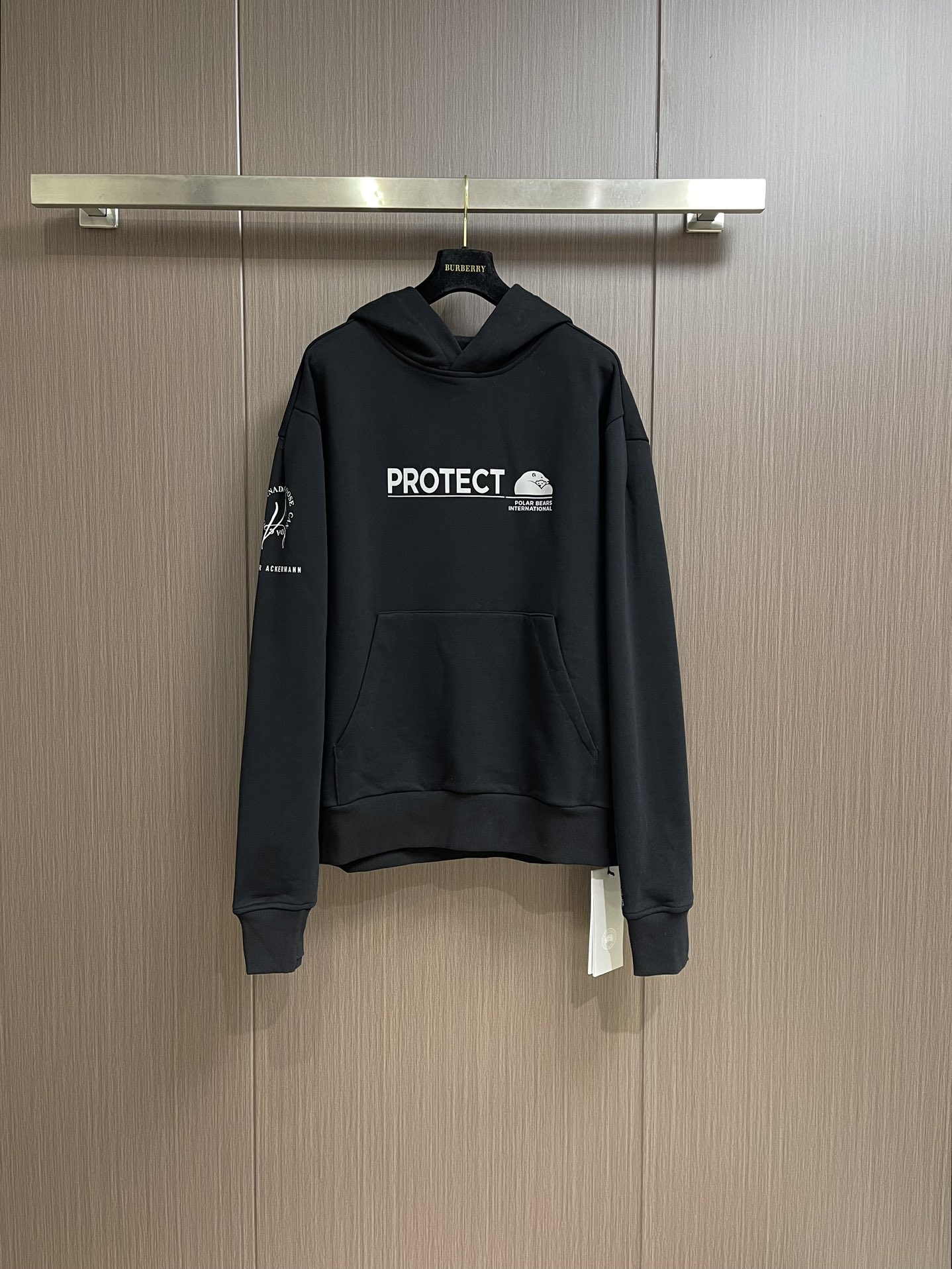 NO:521433,Canada goose Canada Goose Charity Co-branded Hooded Sweatshirt, a new designer's latest limited edition Charity Sweatshirts, heavy velvet cotton, soft and comfortable, the fabric is very textured and stylish Size S-XL, hoodie, sweatshirts, hats, alexander wang19860909Canada goose 加拿大鹅公益联名连帽卫衣,新设计师最新发售的一款限量公益款卫衣,重磅绒棉 软糯舒服,面料非常有质感 且有型 尺码S-XL,,hoodie,sweatshirts,hats,alexander wang,Men's clothing