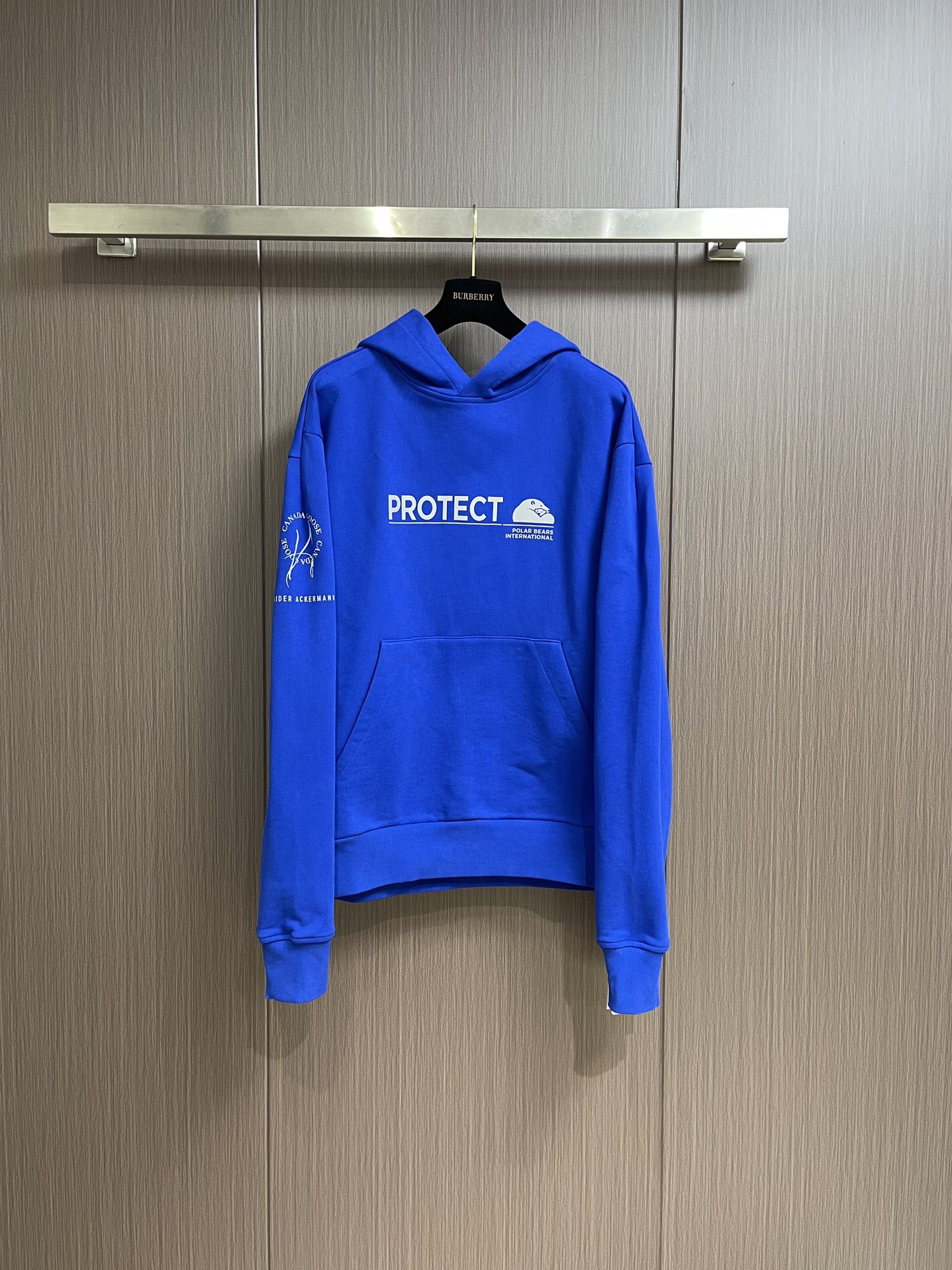 NO:521450,Canada goose Canada Goose Charity Co-branded Hooded Sweatshirt, a new designer's latest limited edition Charity Sweatshirts, heavy velvet cotton, soft and comfortable, the fabric is very textured and stylish. Size S-XL, hoodie, sweatshirts, hats, alexander wang19860909Canada goose 加拿大鹅公益联名连帽卫衣,新设计师最新发售的一款限量公益款卫衣,重磅绒棉 软糯舒服,面料非常有质感 且有型.尺码S-XL,,hoodie,sweatshirts,hats,alexander wang,Men's clothing