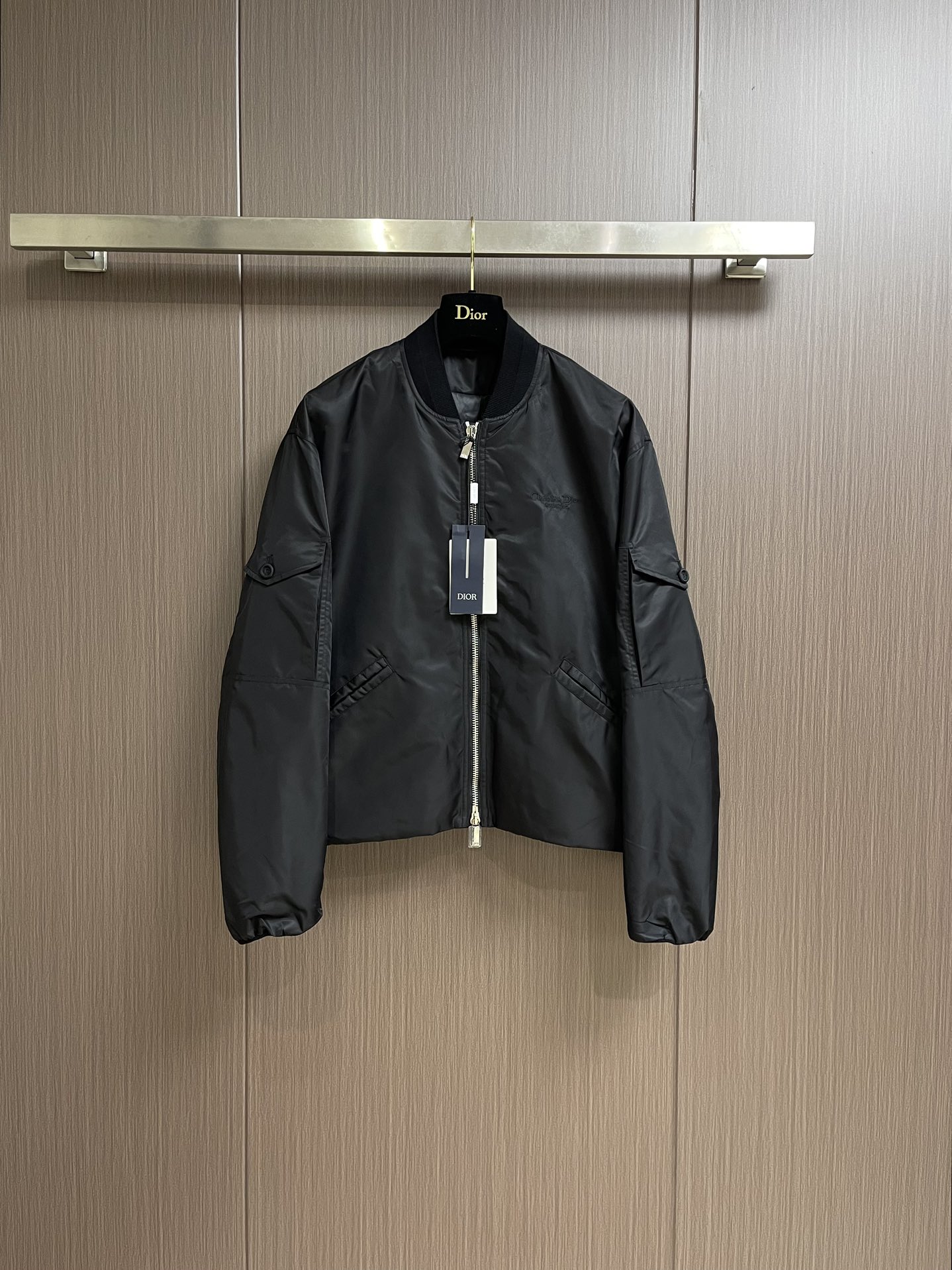 NO:523722,Dior's new autumn and winter flight jacket, this pilot jacket was released at the 2024 winter men's clothing series launch show, rejuvenating the classic style with fashionable details. It is carefully crafted with burgundy technology fabric, with cistian couture embroidery on the chest and buttoned flip pockets on the sleeves. The two-way zipper opening and closing is paired with a triangle lining on the back of the zipper head engraved with logo and uncovered hidden pockets on the side, ribbed collar, cuffs and bottom edge. The style is novel and fashionable, and you can match it at will. The upper body is very handsome. S-XL, dior, jackets & coats, alexander wang19860909Dior 秋冬新款飞行夹克,这款飞行员夹克于二零二四冬季男装系列发布秀上精彩亮相,以时尚细节焕新演绎经典版型.采用酒红色科技面料精心制作,胸前饰以cistian couture刺绣,衣袖饰以纽扣翻盖口袋.双向拉链开合,搭配镌刻有标志的拉链头背面三角形衬料侧面无盖暗袋,罗纹衣领、袖口和底边,款式新颖时尚,可随意搭配,上身非常帅气,尺码S-XL,,dior,jackets & coats,alexander wang,Men's clothing