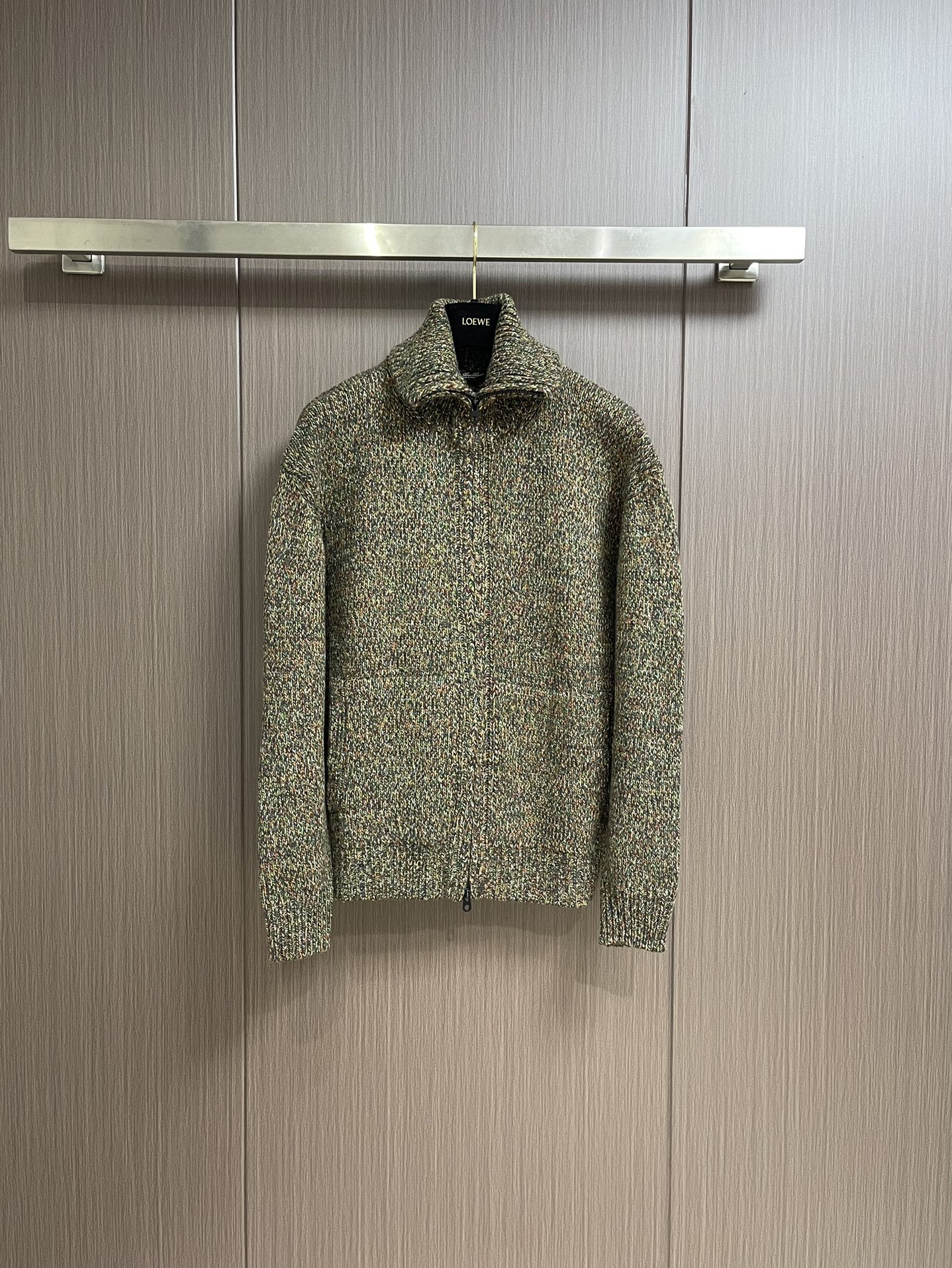 NO:473360,LP thick color cashmere double zipper knit sweater, all fabric yarns are fixed spinning and dyeing. Not to mention the long time, the main reason is that the heavy industry and heavy industry are also large, which is not something that ordinary factories can do. It costs 3,000 yuan on the market to take out any yarn. It is really good to use quality to speak. 9 kinds of yarn knitted yarns made into a piece of clothing weighs 2 kilograms, more than 800 grams, and the feel is soft and delicate. My workmanship is really good at benchmarking quality.  High-quality zippers, smooth opening and closing without latch, with a high-end feel, a lazy design of unique double zippers, with diverse shapes, casual and fashionable ~ the yarn patterns are clear and tight, with soft and delicate touch, rich colors and colors, giving the fabric a unique style very beautiful, rich in layering, and easily stand out among many outfits. The overall outline is three-dimensional and crisp, and it is free and clever to hide the flesh, bringing a comfortable wearing experience!  Size S-M-L, loro piana, alexander wang19860909LP 粗花彩色羊绒双拉链针织衫,面料纱线的全部都是定纺定染的,时间长不说最主要是重工重工损耗率也大,不是一般工厂可以做到的,市面上随便拿出去纱线钱都要-3000.对标一线品质真的用品质在说话,9种纱线编织制作而成一件衣服都2斤重,8百多克重,手感柔软细腻 做工我家真的对标品质 高品质拉链,开合顺滑不卡锁,自带高级感,别致双开拉链慵懒设计,造型多元,休闲时髦感～纱线纹路清晰紧密有质,触感柔软细腻,花色色系丰富,赋予面料别样的风格非常的漂亮,丰富造型的层次感,在众多穿搭中轻松脱颖而出,整体轮廓立体挺括不软塌,自在巧妙藏肉,带来舒适穿着体验！尺码S-M-L,,loro piana,alexander wang,Men's clothing