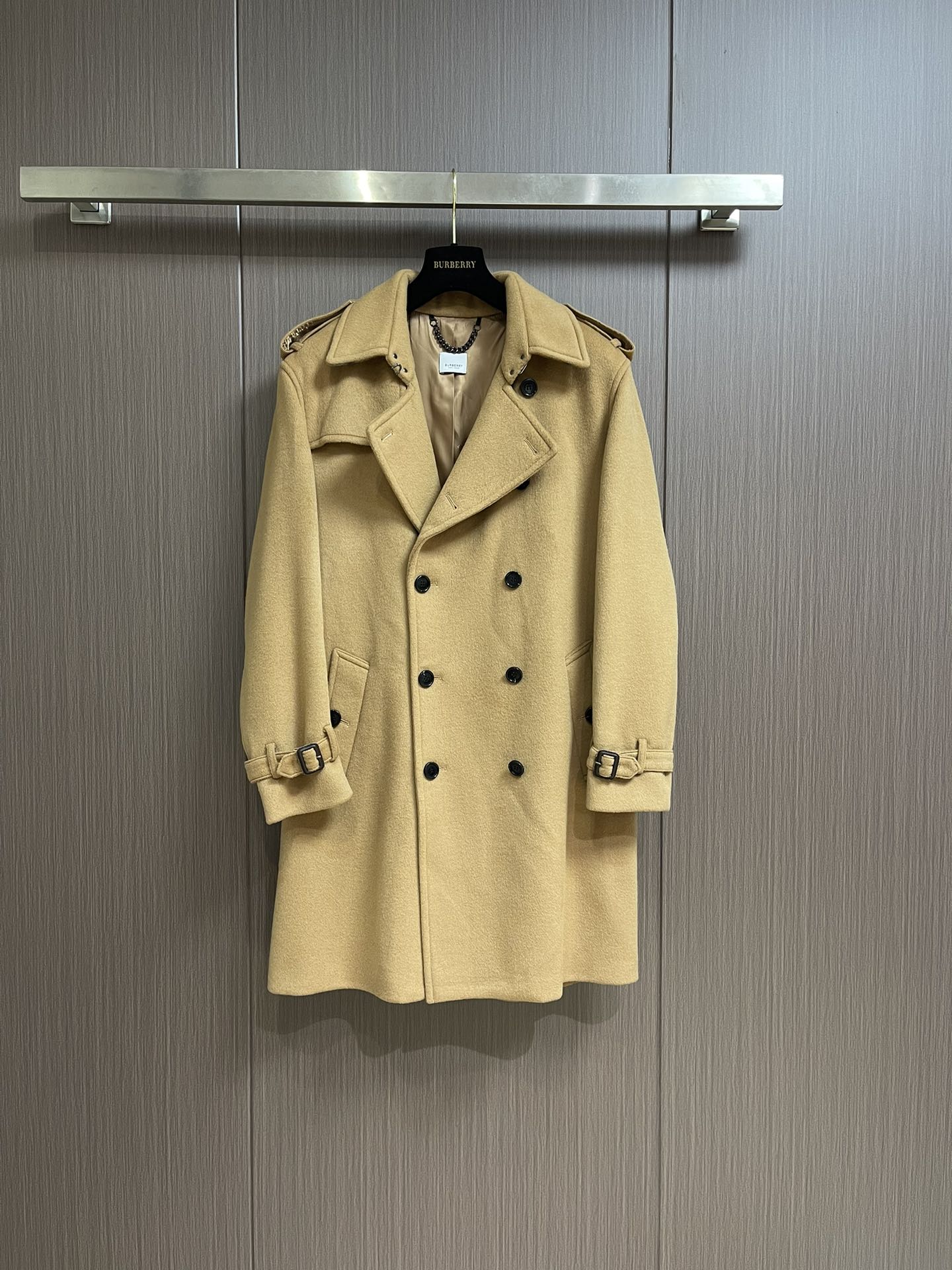 NO:601209,burberry  The new autumn and winter men's cashmere Kenshidon coat, this coat is the perfect combination of fashion and quality. It is carefully made of cashmere imported from Australia, with unparalleled texture. The softness and warmth of cashmere bring you the ultimate comfort experience in autumn and winter. Available in two classic colors, black and khaki, whether you prefer calm black or elegant and fashionable khaki, it can meet your different needs. This Burberry coat is an aura style, showing the calmness and confidence of men. As burberry  Burberry's iconic Chelsea cashmere coat inherits the brand's classic design and excellent quality. The checkered cashmere below the collar is a unique design detail that adds a sense of fashion and personality to the coat. The interior is made of burberry jacquard lining, and the exquisite jacquard craftsmanship highlights the brand's high-end quality. From the outside to the inside, every detail has been carefully crafted, showing Burberry's persistent pursuit of quality. Whether it is a business occasion or leisure time, this Burberry  The new men's cashmere coat in autumn and winter can make you the focus of attention. It is not only a piece of clothing, but also a reflection of an attitude towards life. Choosing Burberry means choosing the perfect fusion of quality and fashion. Come and experience the charm of bur's cashmere coat, allowing you to shine uniquely in this autumn and winter. Sizes 46-54, burberry, burberry, alexander wang19860909burberry 秋冬新款男士羊绒肯希顿大衣,这款大衣堪称时尚与品质的完美结合.它采用澳洲进口羊绒精心打造,质感无与伦比.羊绒的柔软与温暖,为您在秋冬季节带来极致的舒适体验.有黑色和卡其色两个经典颜色可选,无论您偏爱沉稳大气的黑色,还是优雅时尚的卡其色,都能满足您的不同需求.巴宝莉这款大衣是气场款,尽显男性的沉稳与自信.作为burberry 家标志性的切尔西羊绒大衣,它传承了品牌的经典设计与卓越品质.领子下方为格纹羊绒,这一独特的设计细节,为大衣增添了一份时尚感与个性魅力.内部采用 burberry 提花里布,精致的提花工艺彰显了品牌的高端品质.从外到内,每一个细节都经过精心雕琢,展现出巴宝莉对品质的执着追求.无论是商务场合还是休闲时光,这款巴宝莉 秋冬新款男士羊绒大衣都能让您成为众人瞩目的焦点.它不仅是一件衣服,更是一种生活态度的体现.选择巴宝莉,就是选择品质与时尚的完美融合.快来感受bur这款羊绒大衣的魅力吧,让您在这个秋冬季节绽放独特的光彩.尺码46-54,,burberry,burberry,alexander wang,Men's clothing