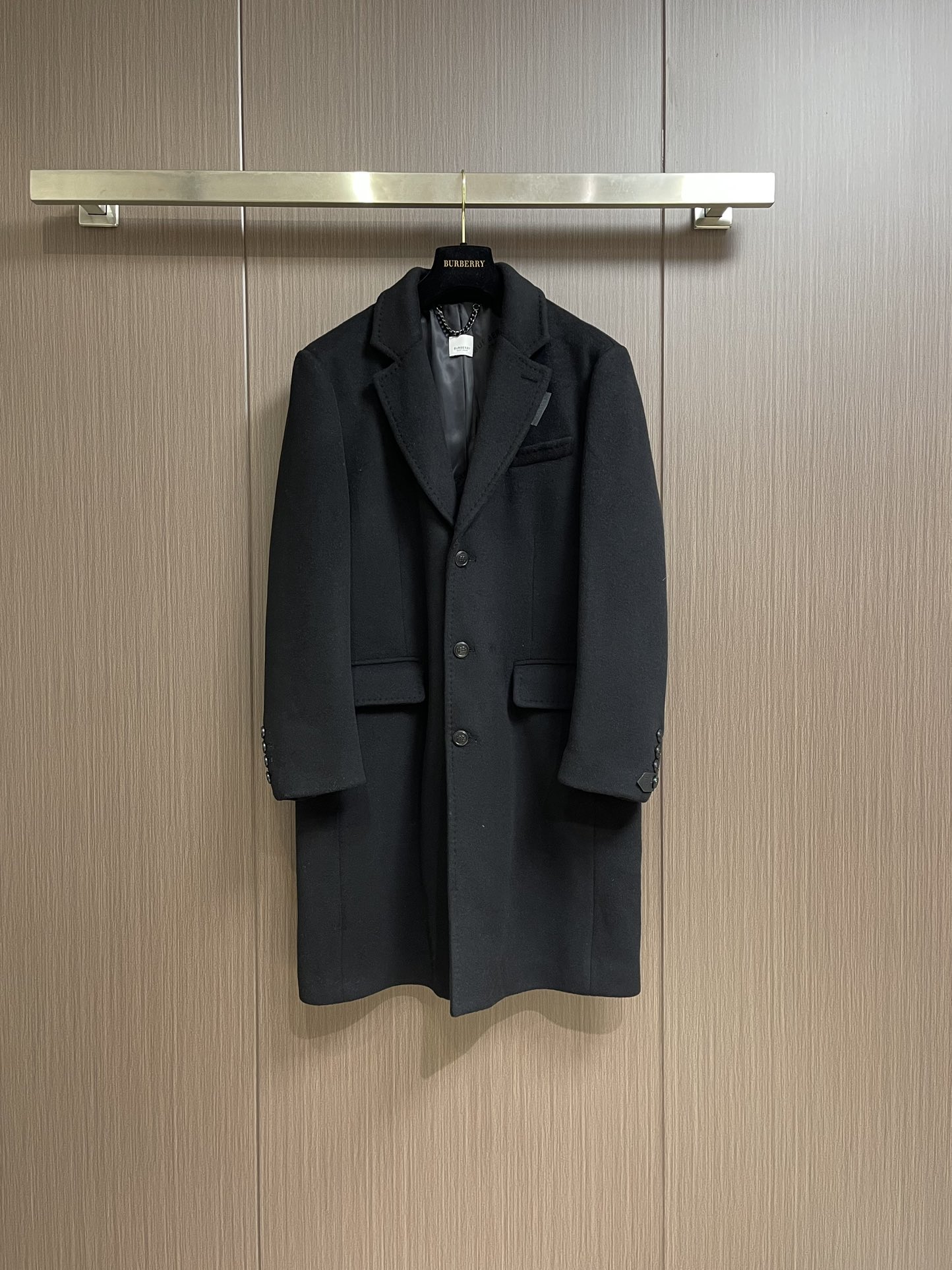 NO:601226,Burburry SS new autumn and winter men's cashmere coat, showing luxurious quality  and excellent style. This coat is carefully made of cashmere imported from Australia. It has a delicate texture, softness and comfort, bringing you an unparalleled warmth experience in the cold autumn and winter seasons. Two classic colors, black and khaki, are available to meet the needs of different occasions and personal styles. Its suit collar design highlights the elegance, and the mid-length version is more aura. Whether it is a business occasion or daily travel, it can make you the focus of attention. It is worth mentioning that the side seams of the collar are carefully stitched with burberry  logo, highlighting the brand's unique charm and distinguished identity. The Burberry tb logo embossed leather decoration on the left sleeve adds a sense of fashion and personality to the overall look. Open the coat, and the burberry jacquard lining inside is even more stunning. The exquisite jacquard craftsmanship shows the brand's ultimate pursuit of details. burburry 24  The new autumn and winter men's cashmere coat is the perfect combination of quality and fashion. It is an excellent choice for you in autumn and winter. Let us welcome this beautiful season with elegance. Sizes S-XXL,, burberry, burberry, business suit, alexander wang19860909Burburry SS秋冬新款男士羊绒大衣,尽显奢华品质 与卓越风范.这款大衣采用澳洲进口羊绒精心打造,质感细腻,柔软舒适,为你在寒冷的秋冬季节带来无与伦比的温暖体验.黑色与卡其色两种经典颜色可选,满足不同场合与个人风格的需求.其西装领设计,凸显优雅大气,中长款的版型更具气场.无论是商务场合还是日常出行,都能让你成为众人瞩目的焦点.值得一提的是,领子侧缝处精心车有 burberry logo,彰显品牌的独特魅力与尊贵身份.左袖子上的巴宝莉 tb logo 压花皮革装饰,为整体造型增添了一份时尚与个性.打开大衣,内里的 burberry 提花里布更是令人惊艳.精致的提花工艺,展现了品牌对细节的极致追求.burburry 24 秋冬新款男士羊绒大衣,是品质与时尚的完美结合,是你秋冬季节的绝佳选择.让我们一起以优雅之姿,迎接这个美好的季节.尺码S-XXL,,burberry,burberry,business suit,alexander wang,Men's clothing