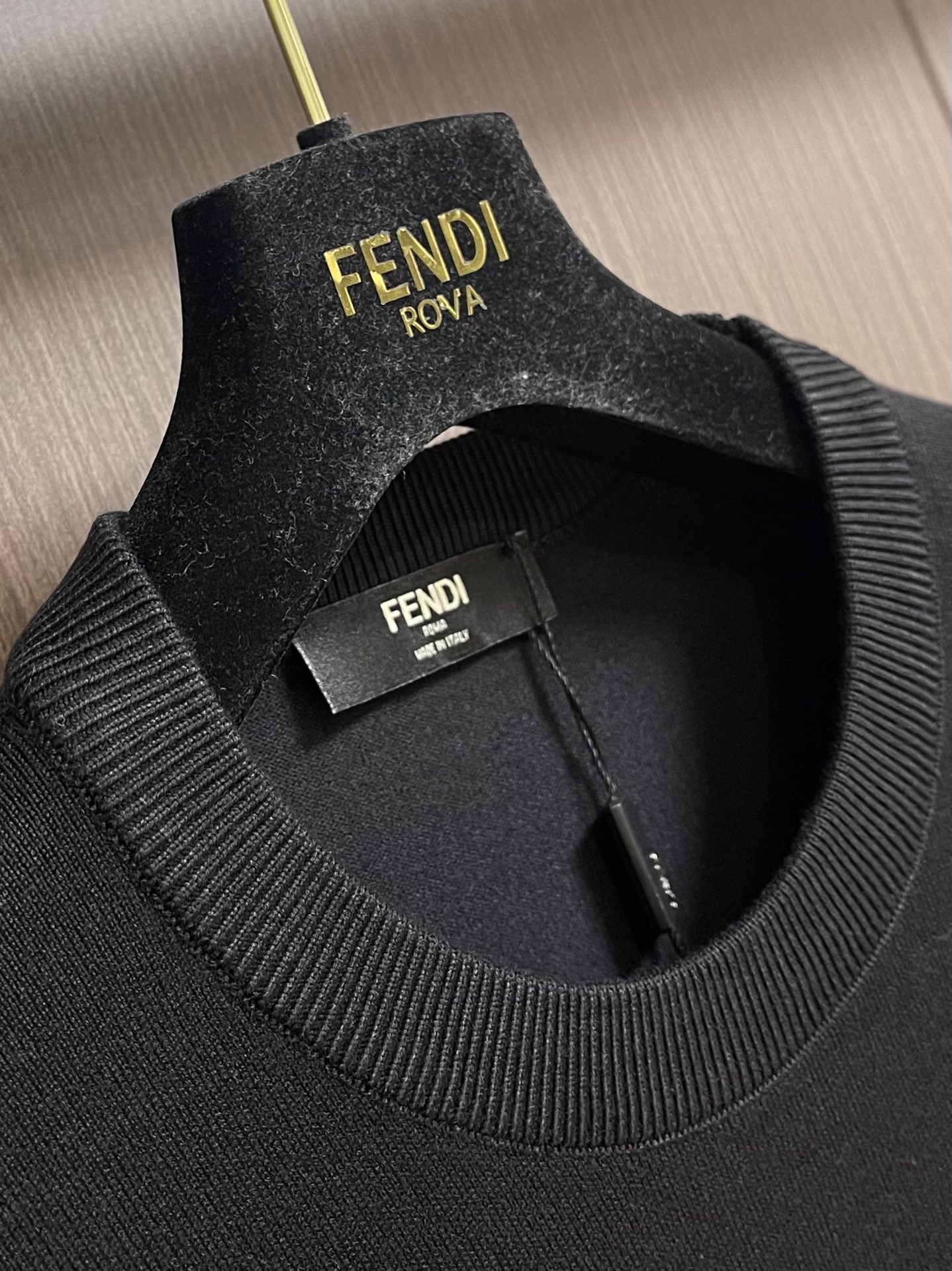 FENDI2024ss秋冬新款针织毛衣混纺羊毛材质温暖又舒适圆领设计经典大方印花工艺精致独特长袖上衣时尚