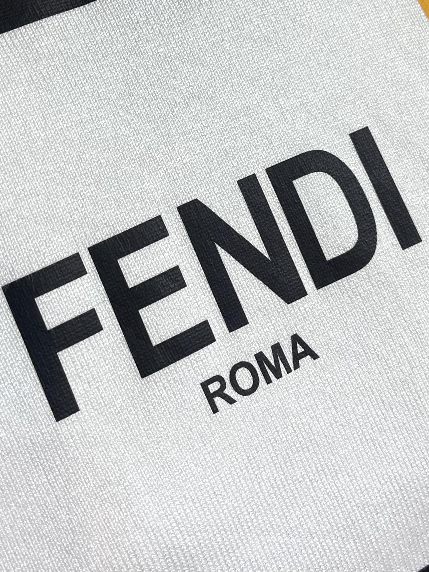 FENDI2024ss秋冬新款针织毛衣混纺羊毛材质温暖又舒适圆领设计经典大方印花工艺精致独特长袖上衣时尚