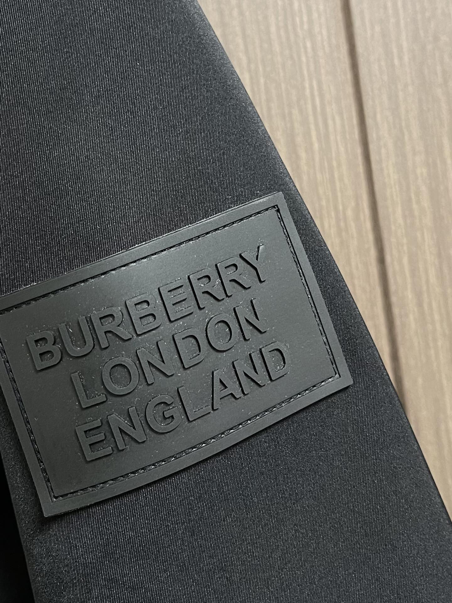 Burberry户外系列专属标识羽绒服中长款亮眼的色泽搭配加上精工裁剪的造型让廓型感更为称心如意本年度重