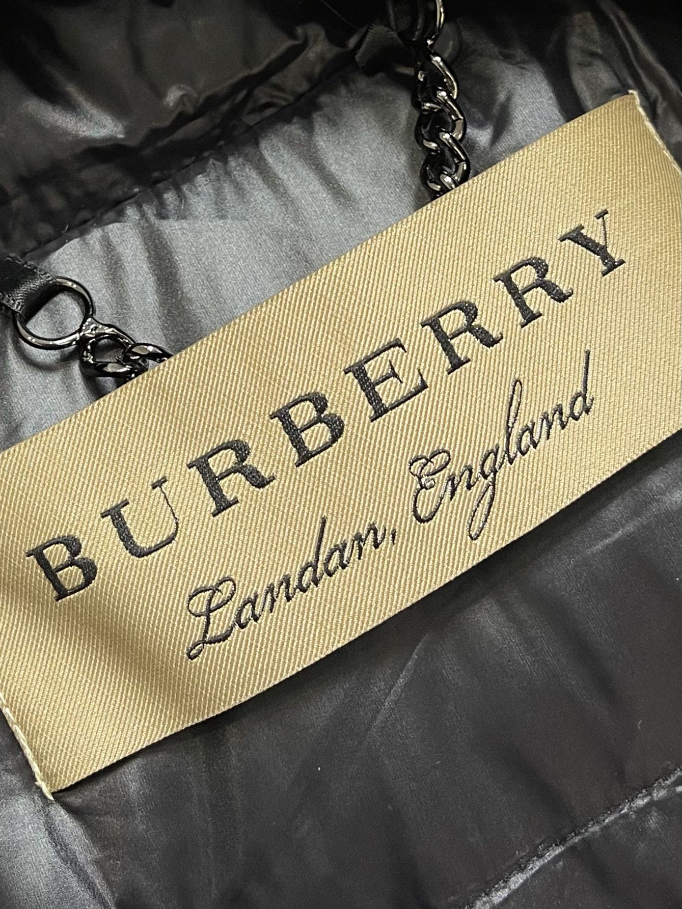 Burberry户外系列专属标识羽绒服中长款亮眼的色泽搭配加上精工裁剪的造型让廓型感更为称心如意本年度重