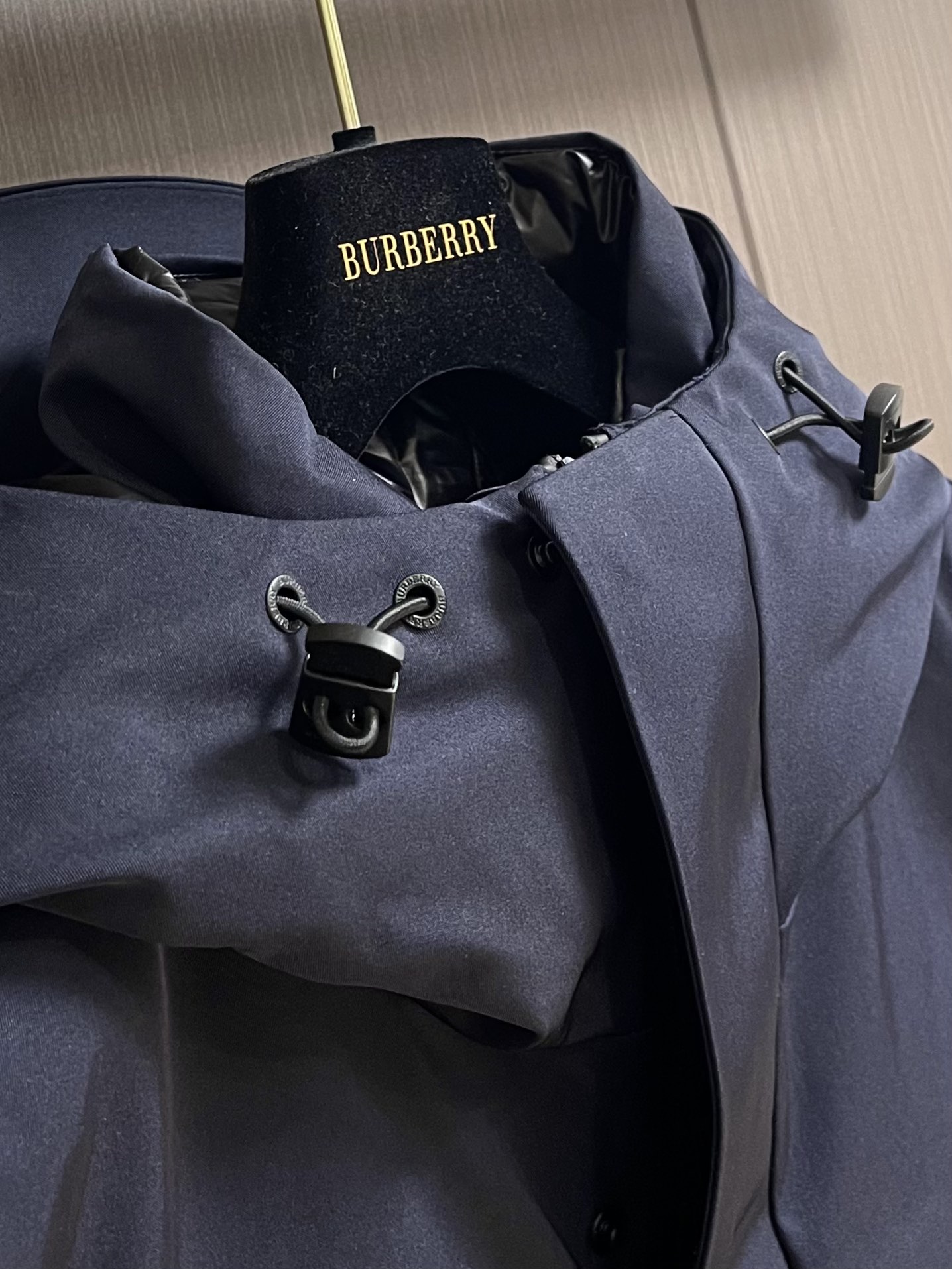 Burberry户外系列专属标识羽绒服中长款亮眼的色泽搭配加上精工裁剪的造型让廓型感更为称心如意本年度重