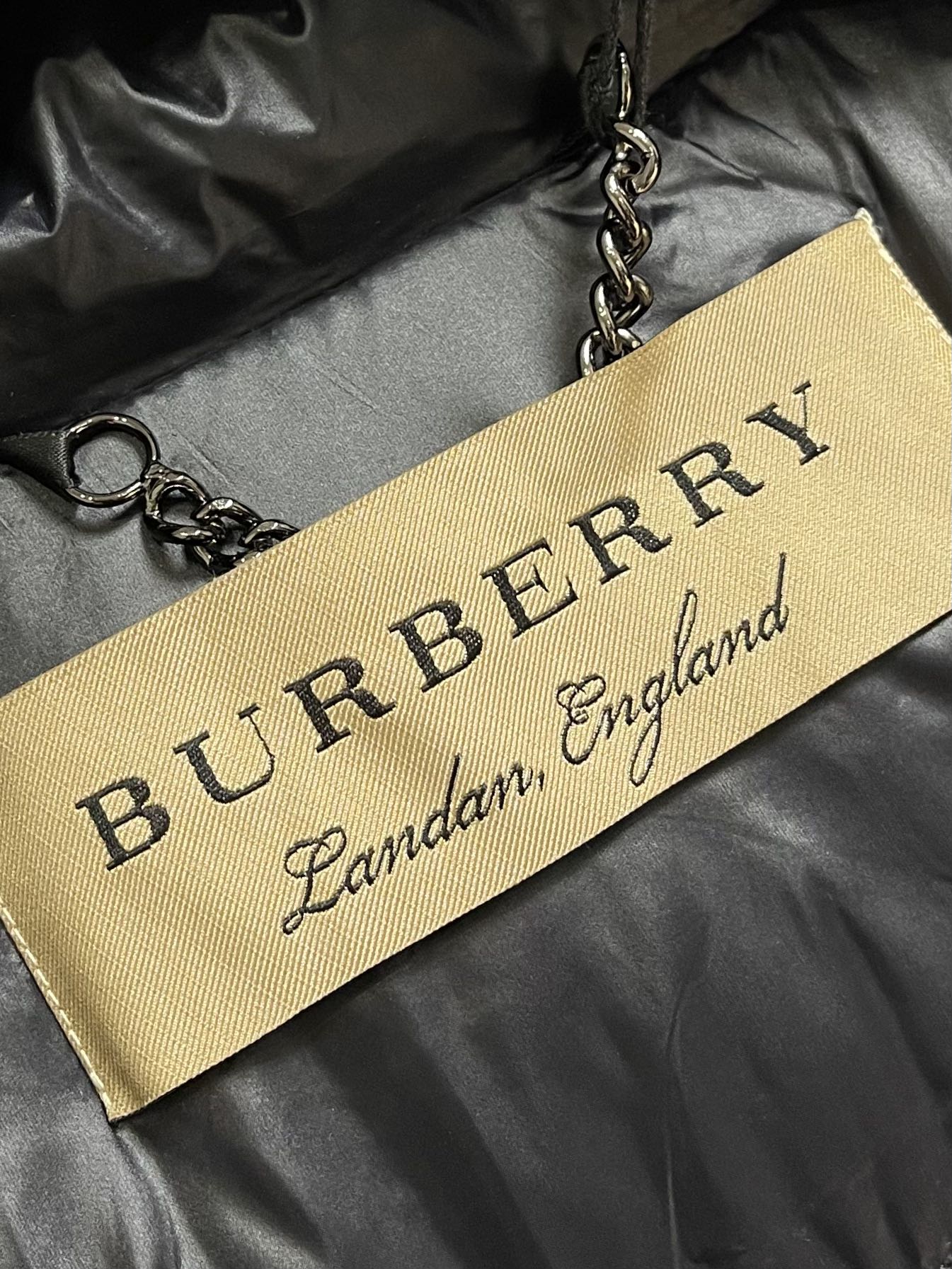 Burberry户外系列专属标识羽绒服中长款亮眼的色泽搭配加上精工裁剪的造型让廓型感更为称心如意本年度重