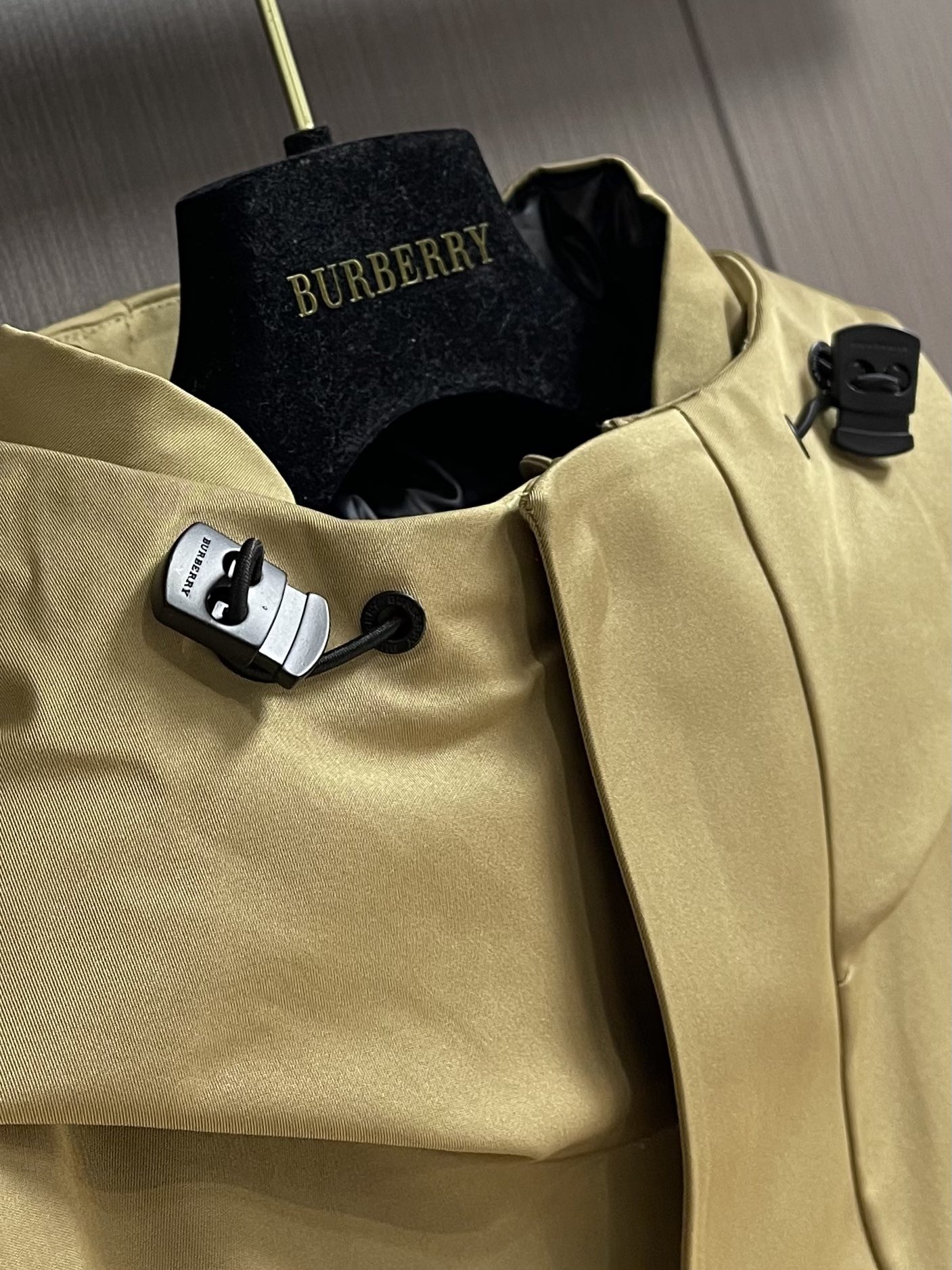 Burberry户外系列专属标识羽绒服中长款亮眼的色泽搭配加上精工裁剪的造型让廓型感更为称心如意本年度重