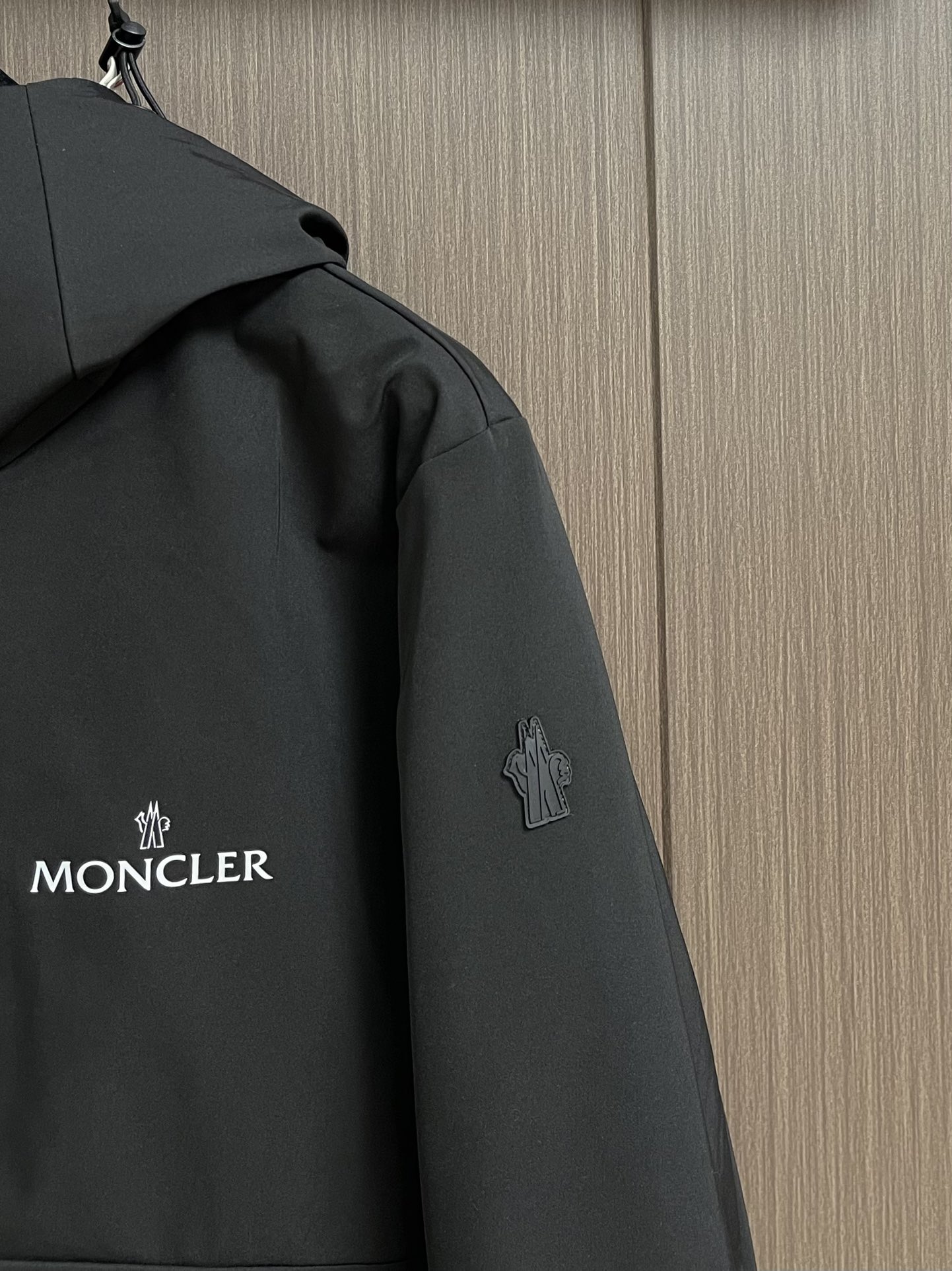 monclergrenoble黑标压胶滑雪羽绒服彰显造型气质的不朽传奇极致款的休闲户外型羽绒服寒风凛冽的