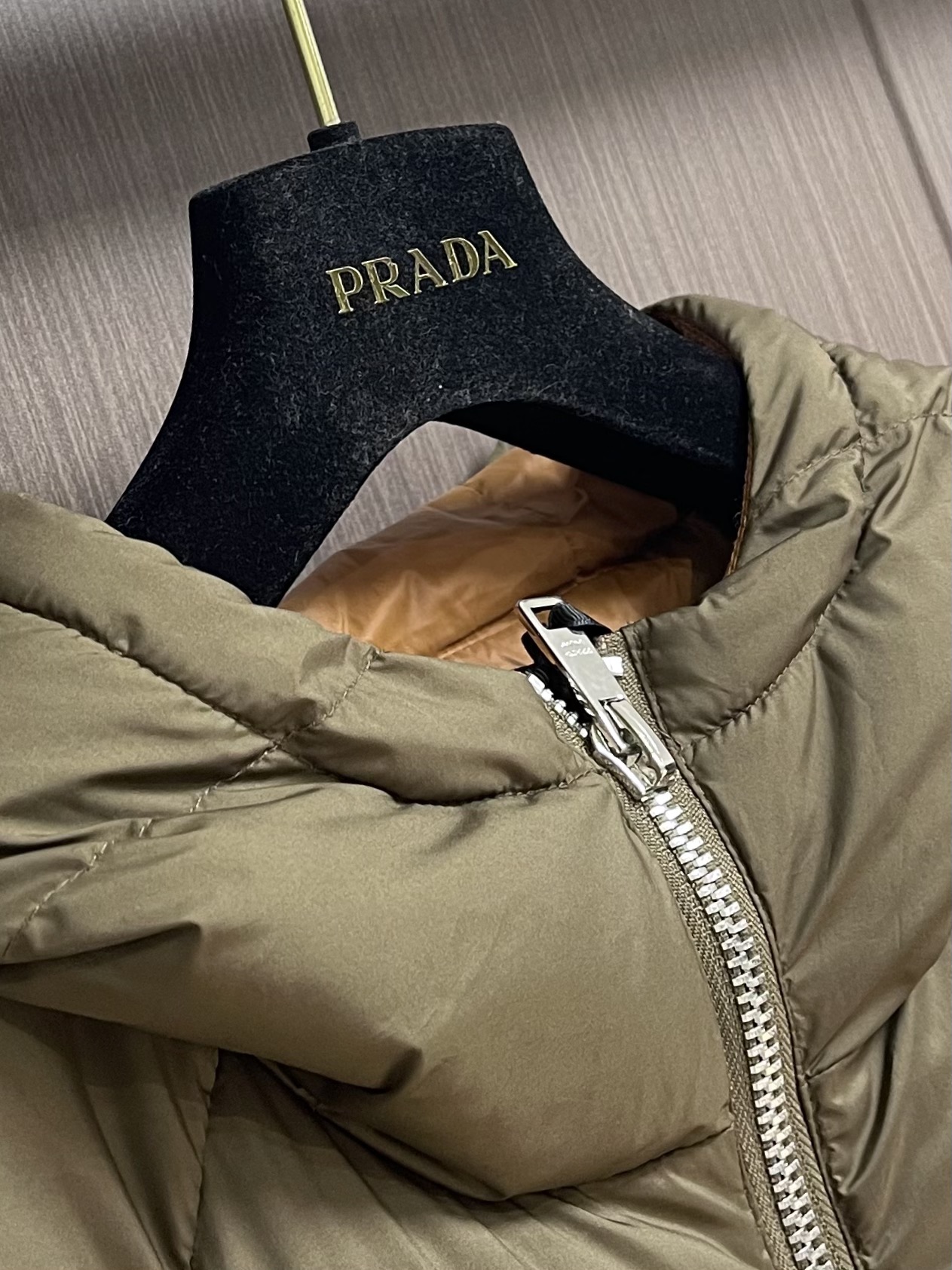 Prada轻薄型连帽羽绒服外套100私订特殊面料手感顶级丝滑袖子口袋拼接拉链经典三角logo标志铭牌点缀