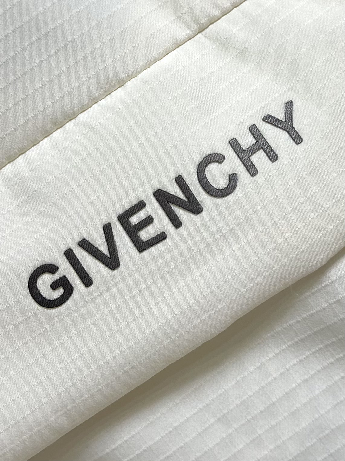 Givenchy2024SS新款连帽羽绒服保暖性极强轻便透气防风抗寒保暖效果极佳锁绒设计绝非一般！兜帽型