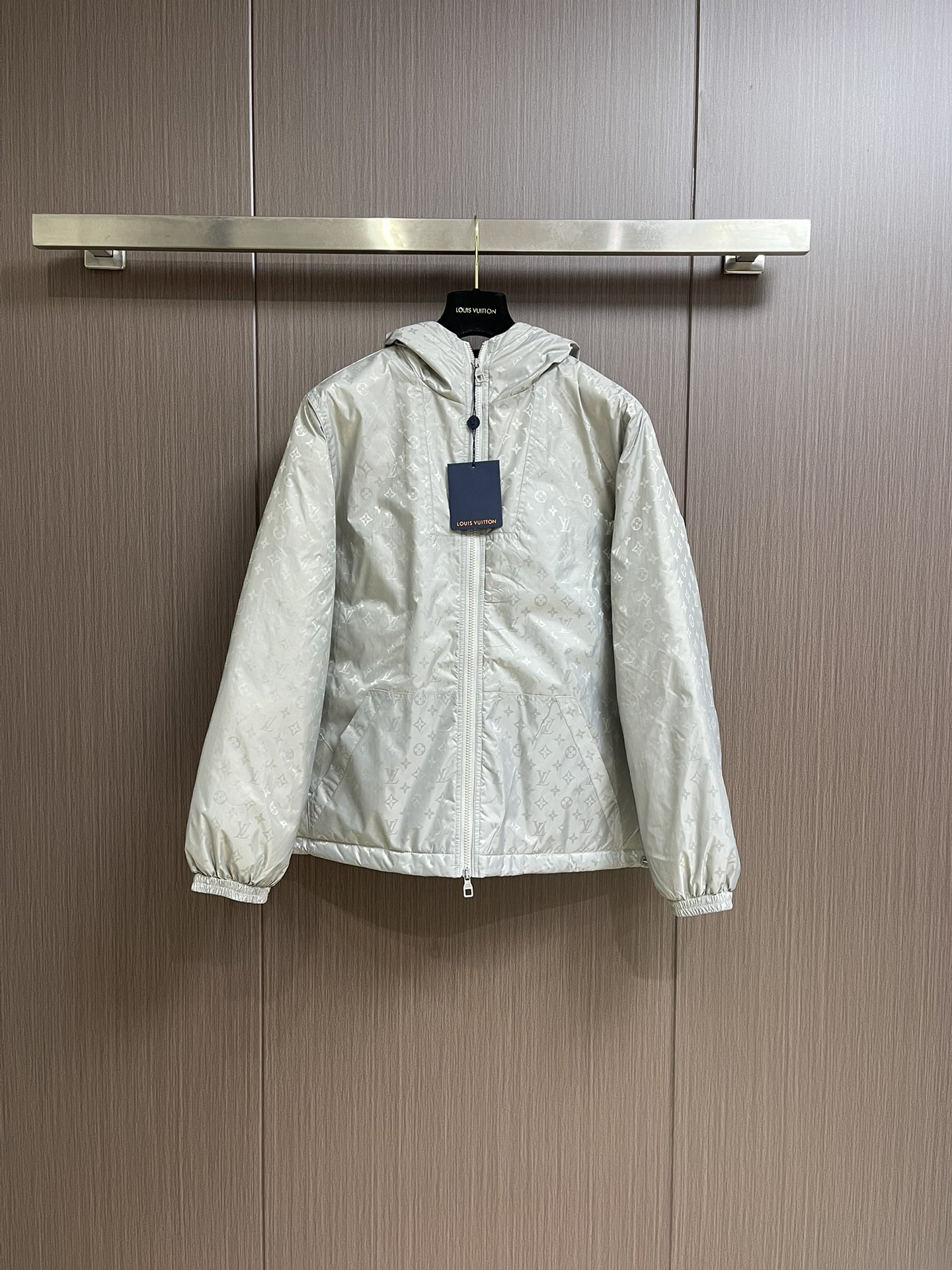 NO:596866,LV FW new autumn and winter dark pattern hooded down jacket. Original custom-made hardware accessories. Absolutely high quality. Filled with 90 white duck down. Fluffy feathers, super heavy workmanship, perfect shape. The upper body is super comfortable. Sizes S-XL, louis vuitton, down jacket, hats, alexander wang19860909LV FW秋冬新款暗纹连帽羽绒服 原订制五金配件 绝对的高品质 采用90白鸭绒填充 羽量蓬松,超级重工,做工杠杠的版型完美 上身超舒服 尺码S-XL,,louis vuitton,down jacket,hats,alexander wang,Men's clothing