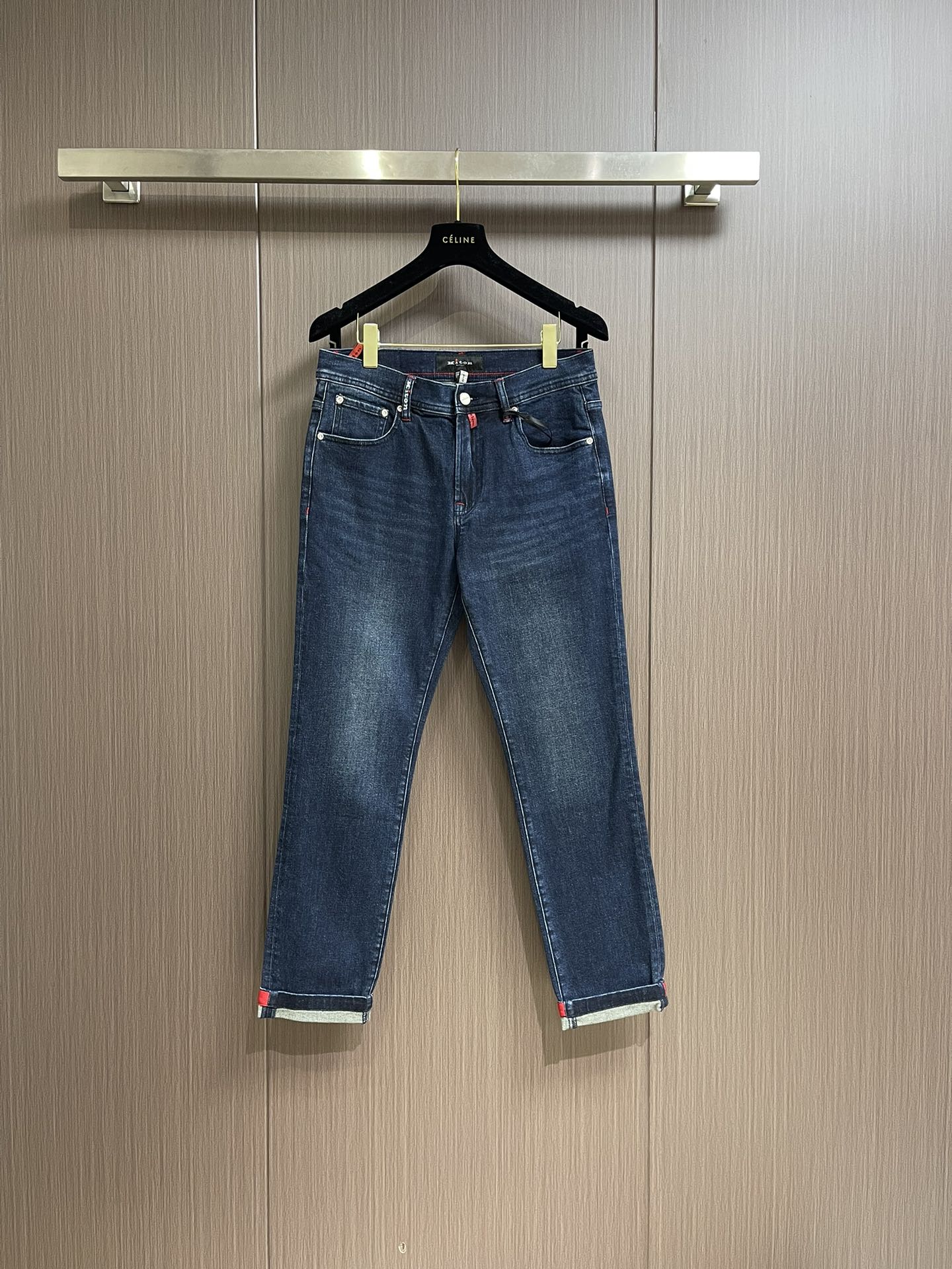 NO:505847,Kiton new rear bag logo embroidered original color jeans!  Fabrics with a very 30% silk texture are not only stronger toughness and warmth, but also have different creases because they are thicker and harder. They will form unique color drop marks as they are worn and washed, and their visual impact is better than those of lightweight jeans. If you wear jeans, don’t miss this one!  Size 30-38 None 35 37, jeans,alexander wang19860909kiton 新款后袋logo刺绣原色牛仔裤！极具含有30％天丝质感的面料,除了更强的韧性和保暖度,因为较厚较硬会有不同的的折痕,随穿着和洗涤会形成独特的色落痕迹且视觉冲击力也胜过轻薄类的牛仔裤,穿出自己独特的风格,喜欢穿牛仔裤不要错过这款哦！尺码30-38 无35 37,,jeans,alexander wang,Men's clothing