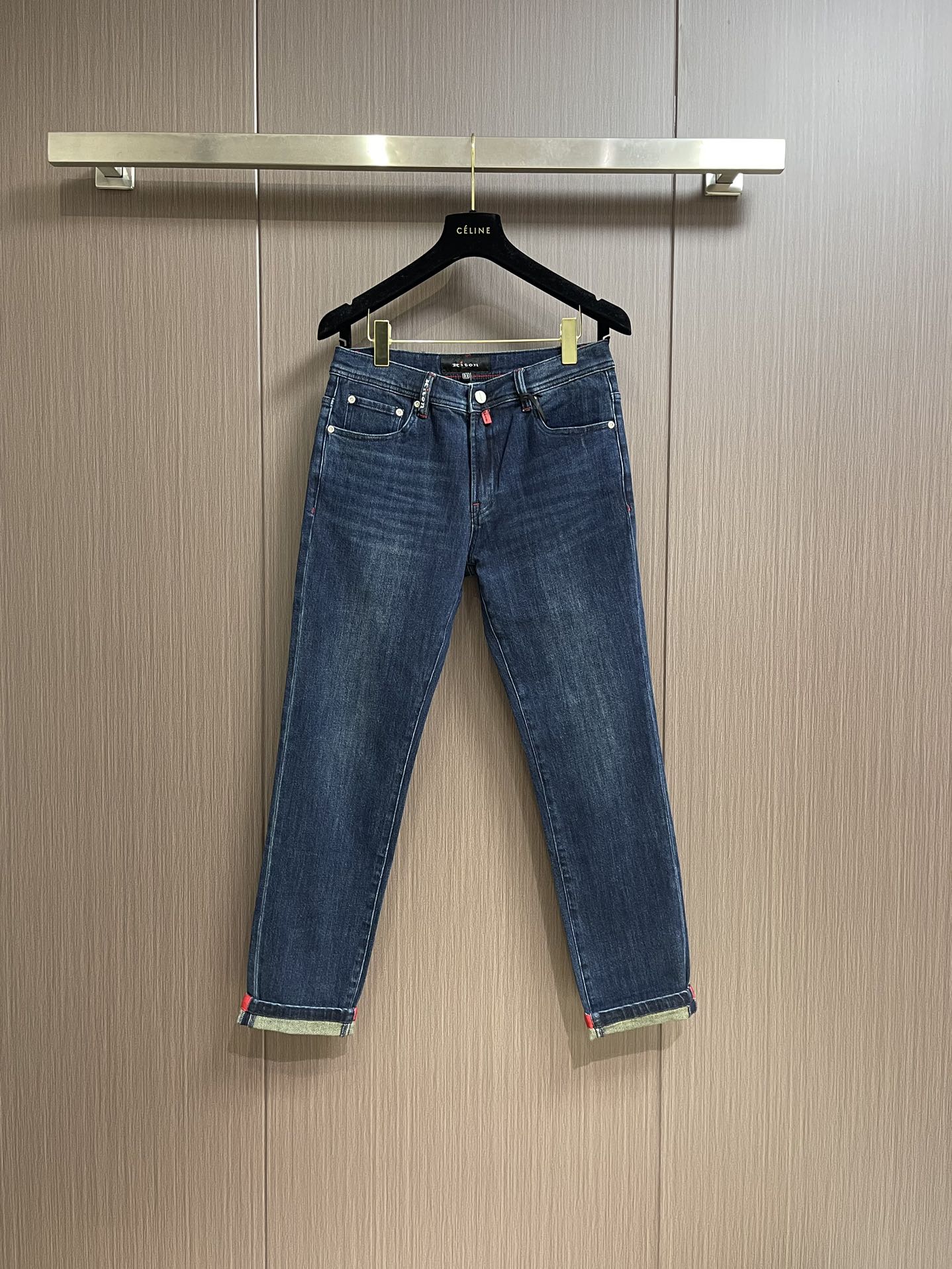 NO:505852,Kiton New Curly Jeans!  Fabrics with a very 30% silk texture are not only stronger toughness and warmth, but also have different creases because they are thicker and harder. They will form unique color drop marks as they are worn and washed, and their visual impact is better than those of lightweight jeans. If you wear jeans, don’t miss this one!  Size 30-38 None 35 37, jeans,alexander wang19860909kiton 新款卷边牛仔裤！极具含有30％天丝质感的面料,除了更强的韧性和保暖度,因为较厚较硬会有不同的的折痕,随穿着和洗涤会形成独特的色落痕迹且视觉冲击力也胜过轻薄类的牛仔裤,穿出自己独特的风格,喜欢穿牛仔裤不要错过这款哦！尺码30-38 无35 37,,jeans,alexander wang,Men's clothing