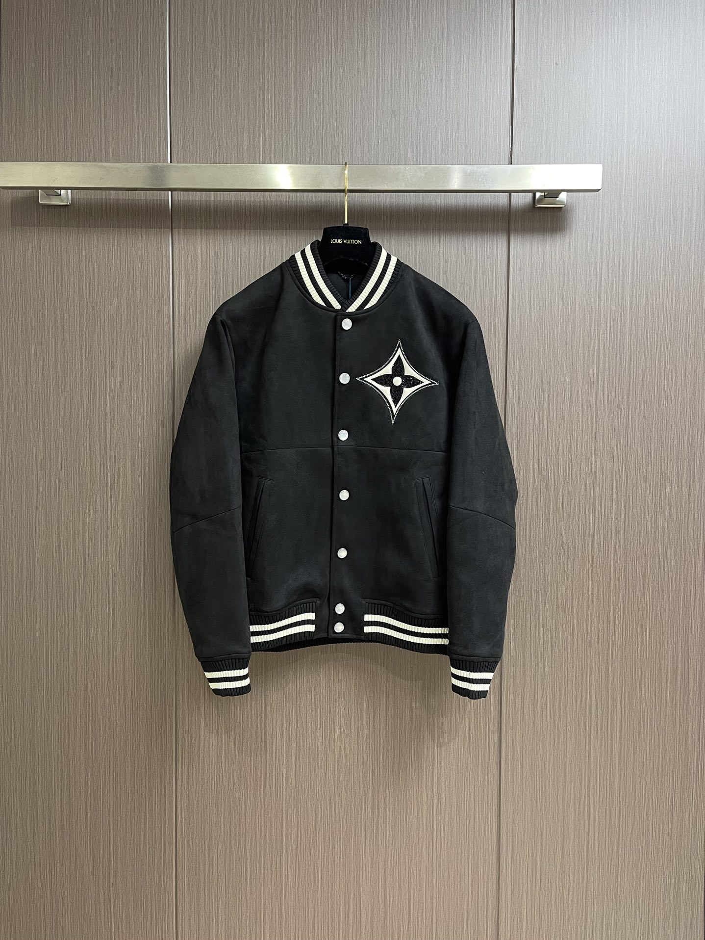 NO:531248,LV chest floral patches are inlaid with imitation crystal jacket. This type of pilot jacket is made of suede leather, and is embellished with imitation crystal floral leather patches, which are inlaid with imitation crystal, and are inlaid with marque l. vuitton deposee patches. The ribbed collar and hem have dynamic stripes, and pearlescent snaps are exquisite in style. Size S-XL,,louis vuitton, jackets & coats, jackets & coats, alexander wang19860909LV 胸前花卉贴饰镶嵌仿水晶夹克外套,本款飞行员夹克取材绒面皮革,以仿水晶镶嵌的monogram花卉皮革贴饰点缀胸前,与后部 marque l. vuitton deposee 贴饰相互映讨.罗纹衣领和下摆拥有动感条纹,珠光按扣彰品考究格调.尺码S-XL,,louis vuitton,jackets & coats,jackets & coats,alexander wang,Men's clothing