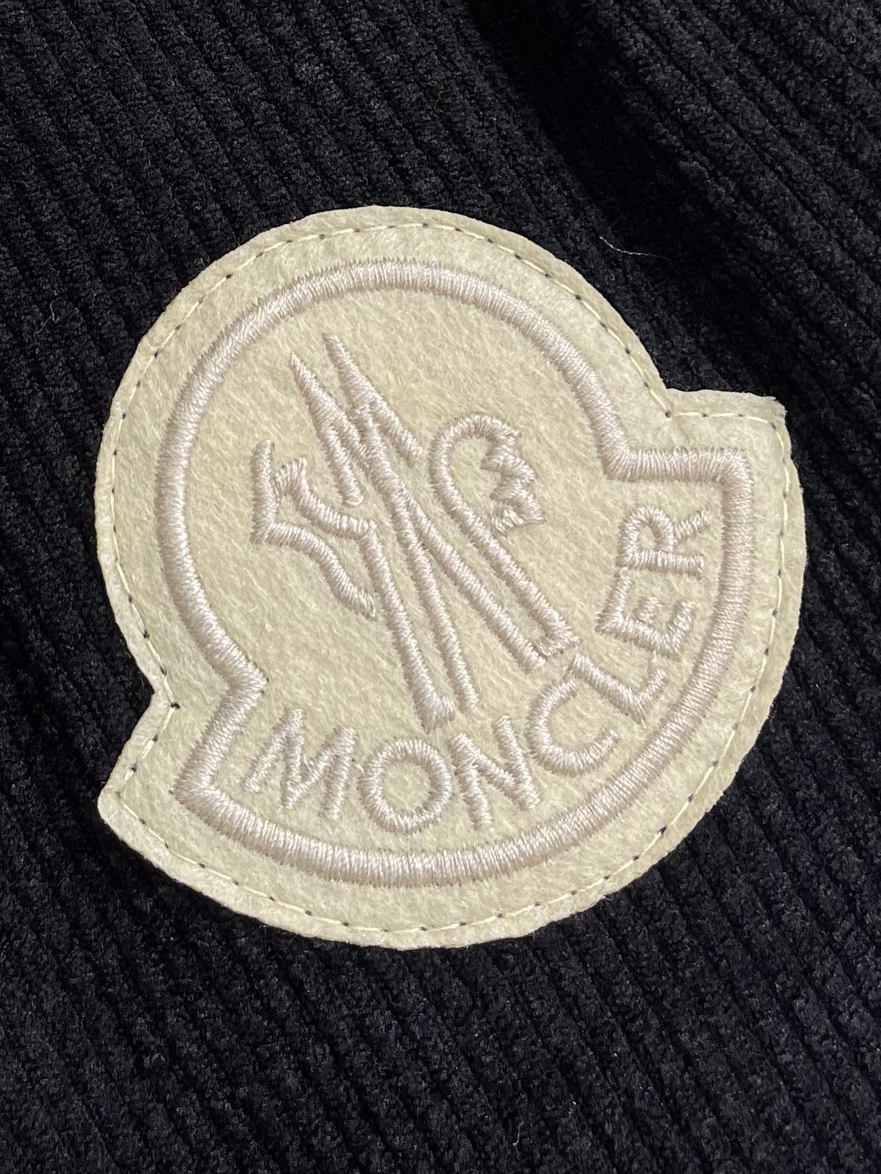 moncler2024ss秋冬新款休闲裤采用优质雪尼尔面料整体阔型设计版型超级好侧边织带设计超级好看前品