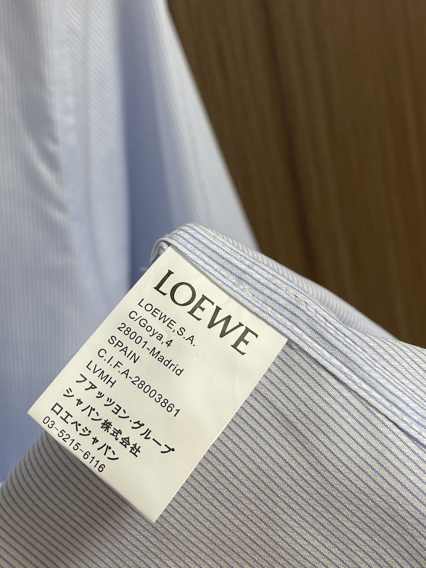 loewe2024ss秋冬新款长袖衬衫打造时装艺术感立体剪裁修身版型上身效果很帅气微彰显品位整体细节可以