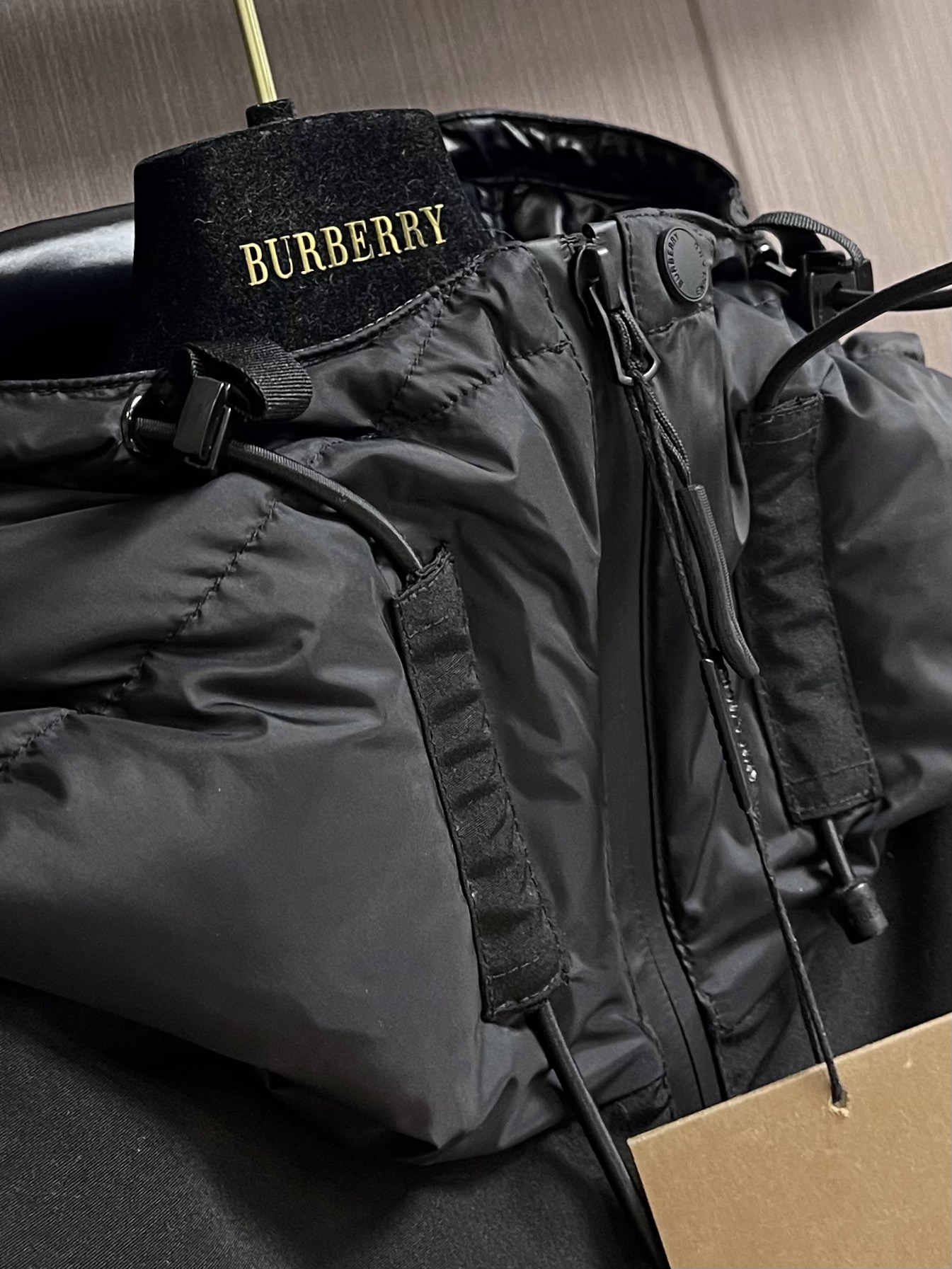 Burberry2024fw秋冬新款经典羽绒男女同款可拆卸衣袖二合一羽绒拆卸这款羽绒采用了轻盈尼龙防水材