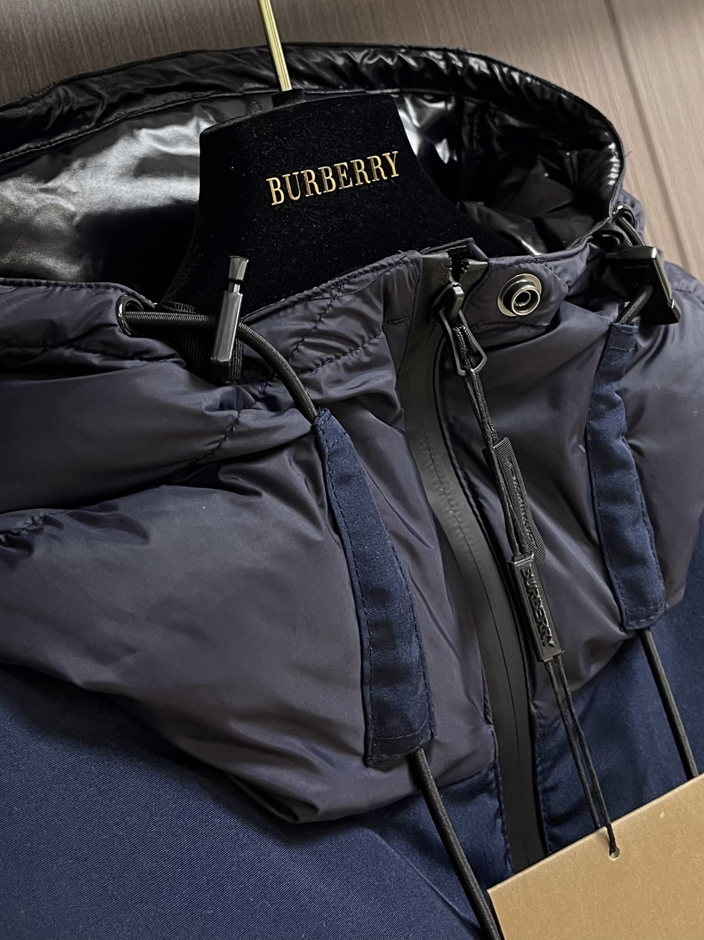 Burberry2024fw秋冬新款经典羽绒男女同款可拆卸衣袖二合一羽绒拆卸这款羽绒采用了轻盈尼龙防水材