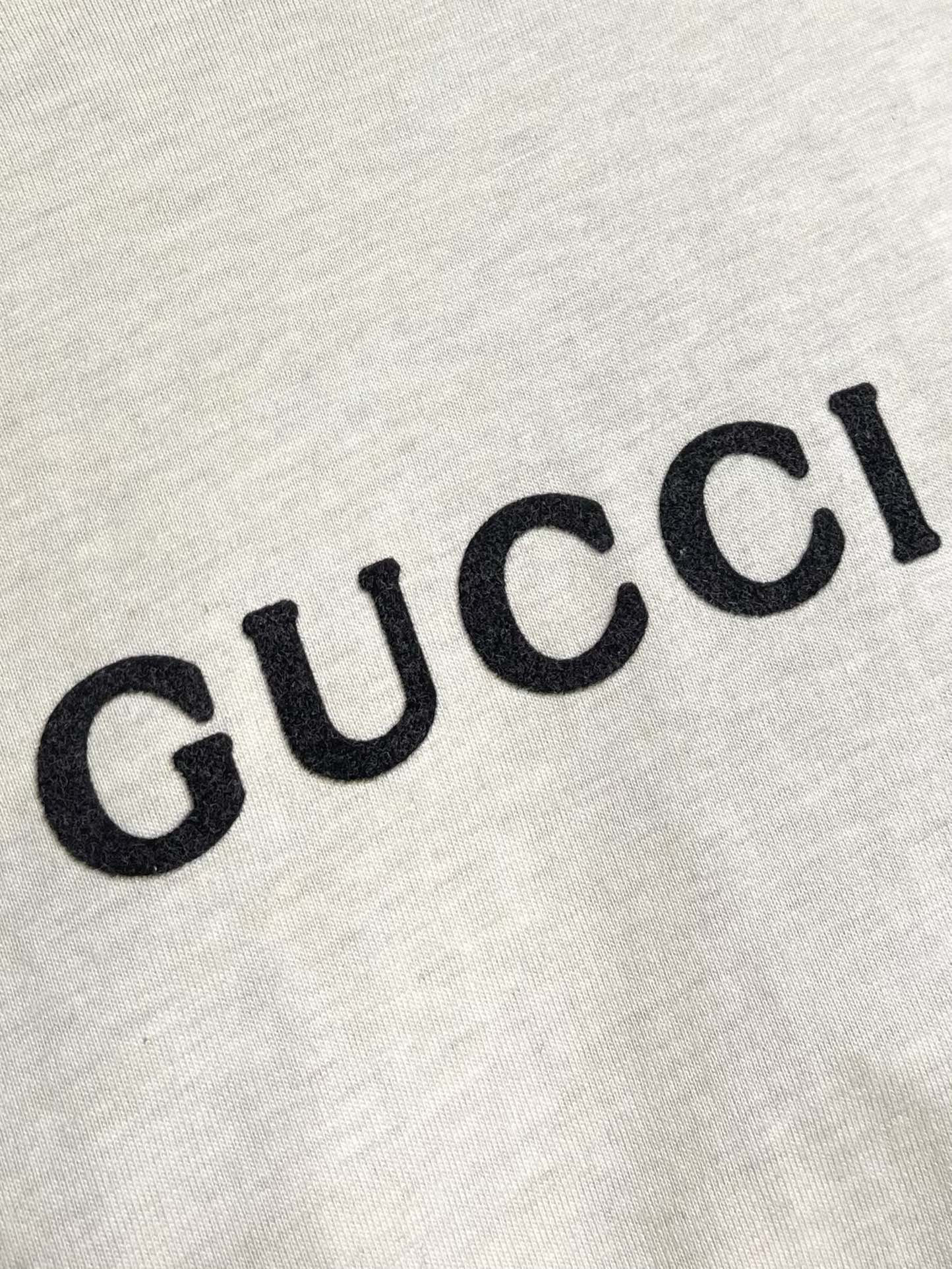 GUCCI动物王国长袖T恤情侣款单穿或打底都很出色的g全新动物王国印花图案超级减龄的时尚单品！客供100