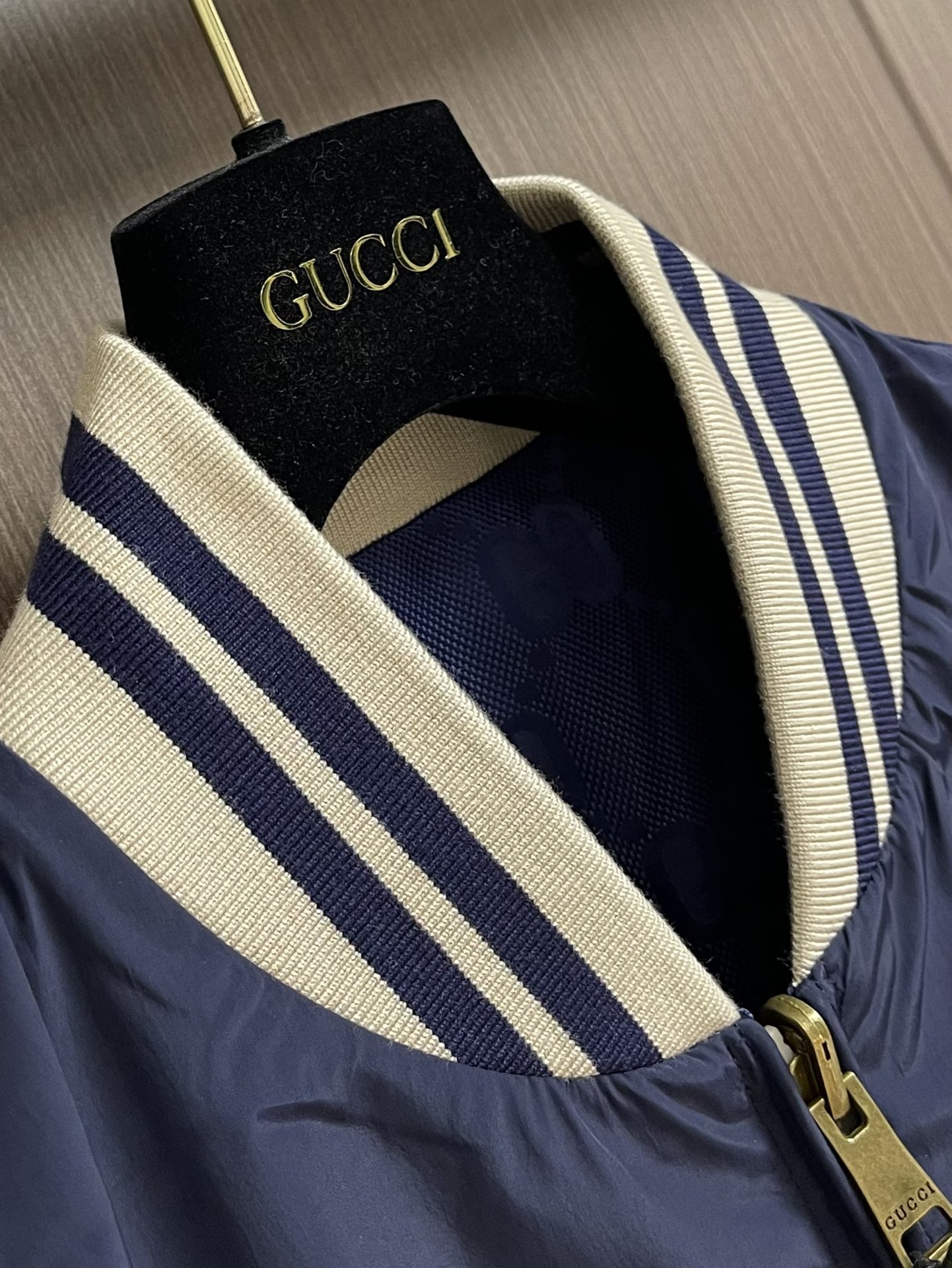 GUCCI2024ss秋冬新款双面尼龙帆布夹克这款双面夹克采用轻质材料匠心打造缀饰条纹滚边诠释复古运动风