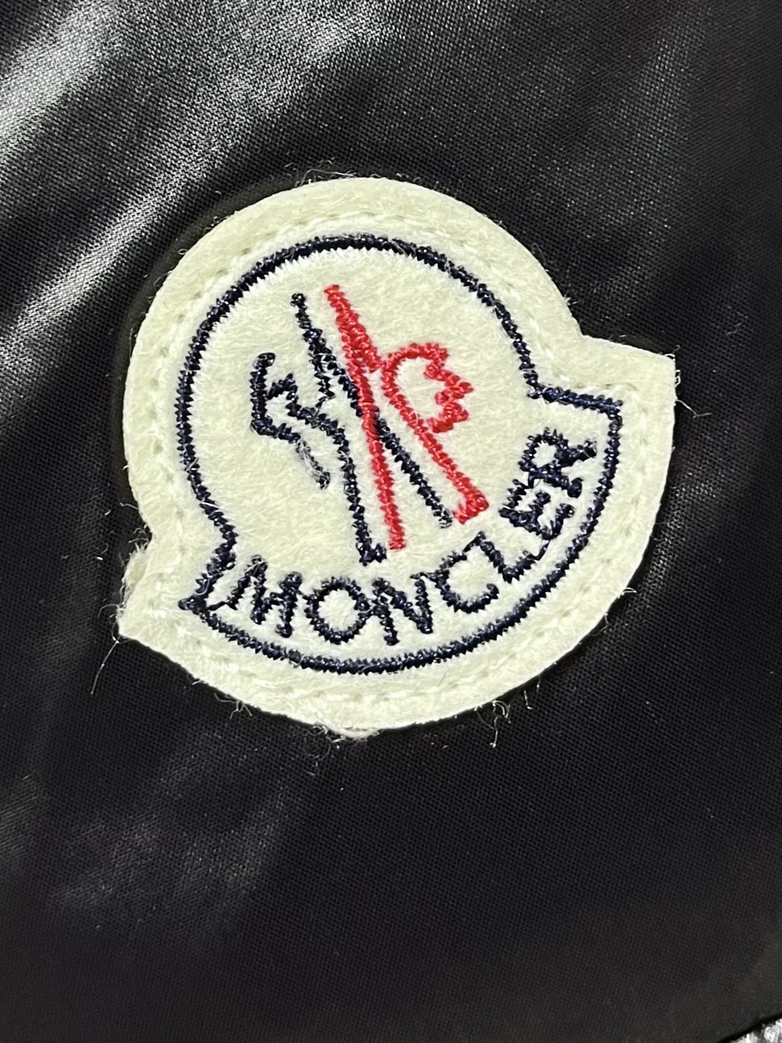 moncer亮面玛雅经典短款羽绒服该款短款派克羽绒采用longuesaion面料制成服装满载功能性细节确