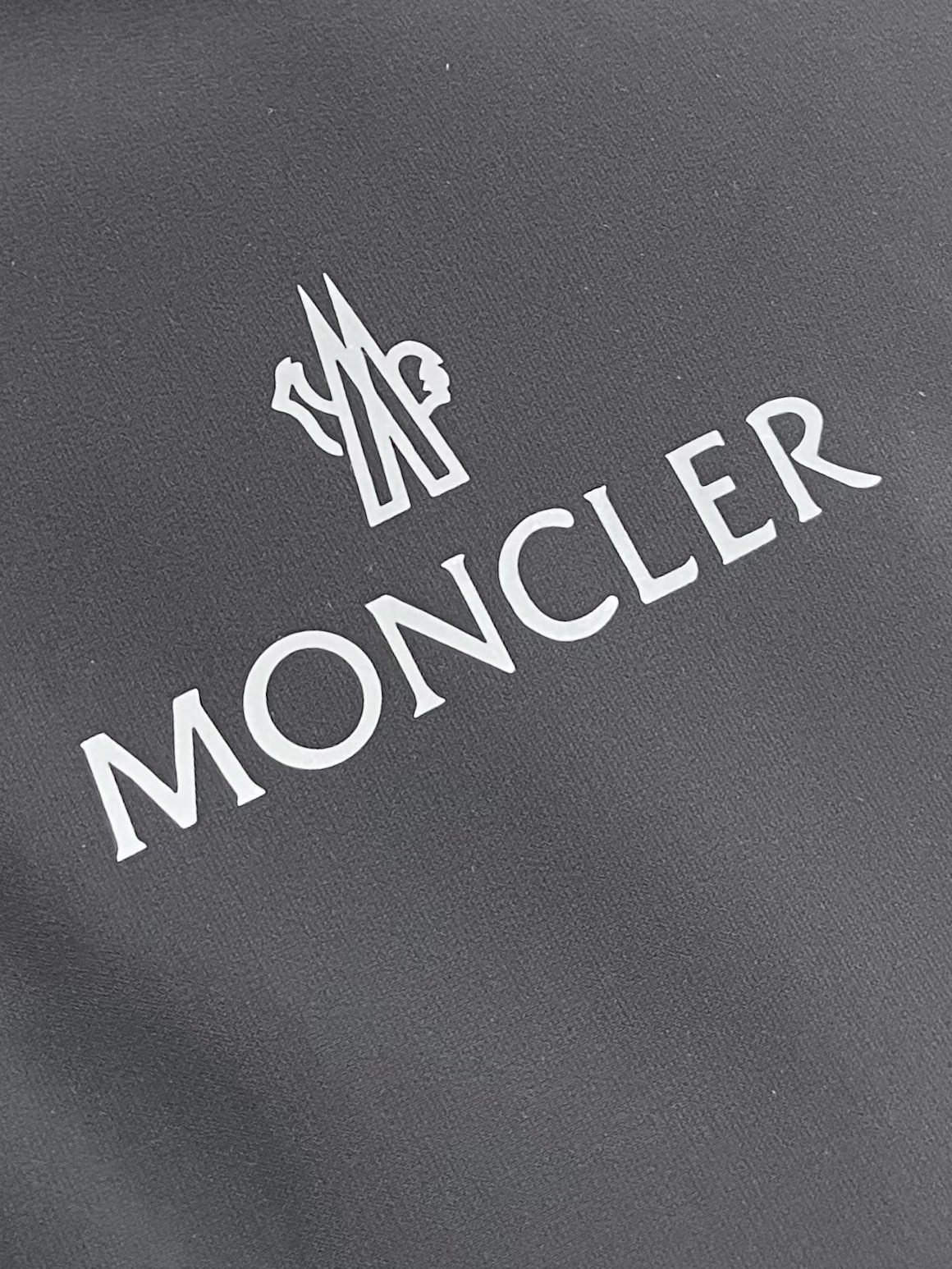 moncler2024ss冬季新款羽绒外套！品相非常完美舒适保暖非常出彩的设计轻松将时髦感进阶做工极为考