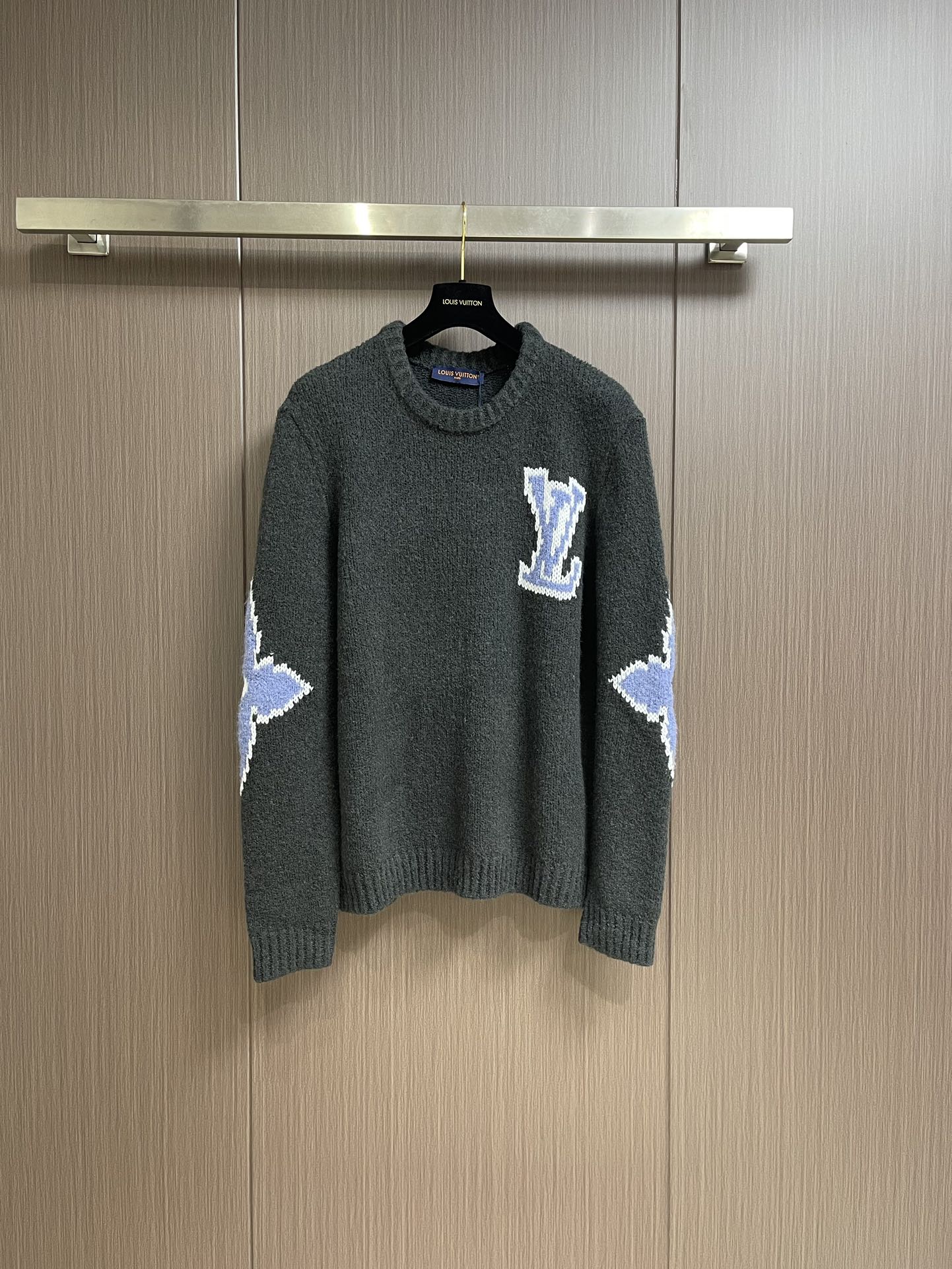 NO:726810,LV  The four-leaf clover knitted sweater is made of customized wool blended fabric, the yarn is custom-woven and dyed. The special washing process is very soft and skin-friendly. 7 knitters. The thickness of each stitch of the chest logo inlay is consistent with zp. The back is a mirror intarsia. This round-neck sweater is made from a blend of sheep wool and yak hair. It uses thick yarns to create a comfortable texture. The contrasting LV logo is integrated into the knitting. The mirror-effect logo is cleverly presented on the back. Customized accessories, complete three labels, same style for men and women!  Sizes S-XL,,louis vuitton,sweaters,19860909LV 四叶草针织毛衣,采用定制羊毛混纺面料,纱线定织定染,特殊水洗工艺非常酥软亲肤7针织工,胸前徽标嵌花的粗细每一针与zp一致,后背为镜像嵌花,本款圆领衫取材绵羊毛和牦牛绒混纺,以厚实纱线营造舒柔质感,撞色lv标识融入针织,后部巧妙呈现镜像效果标识,定制辅料,三标齐全,男女同款！尺码S-XL,,louis vuitton,sweaters,,Men's clothing