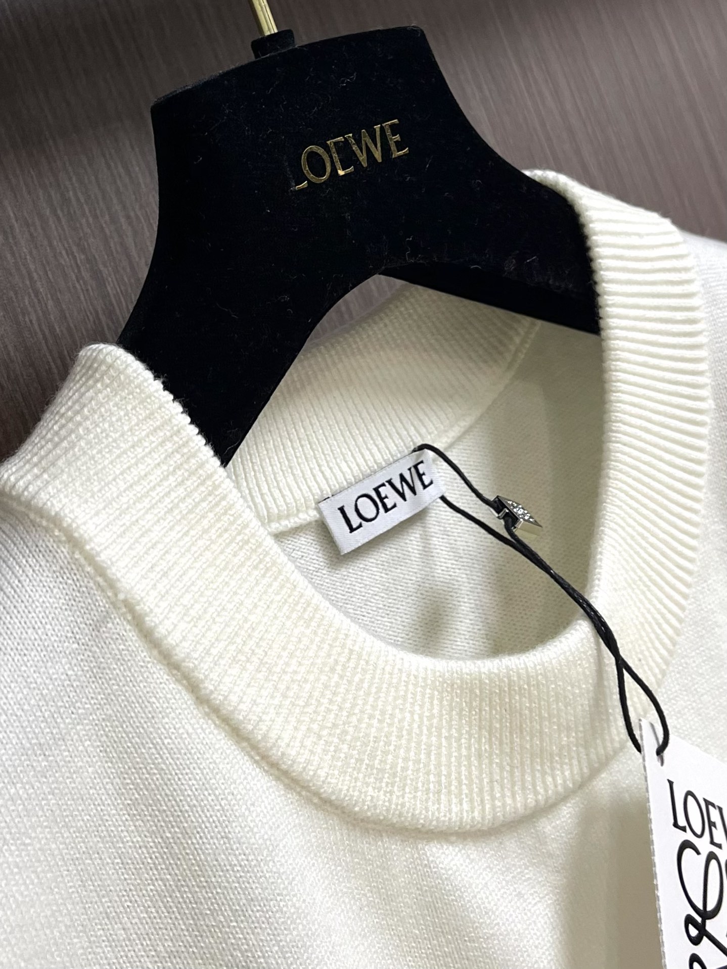 loewe立体logo羊毛100针织毛衣基础穿搭又时尚有型的针织衫重点是超级好搭配的单品纯白素色设计简简