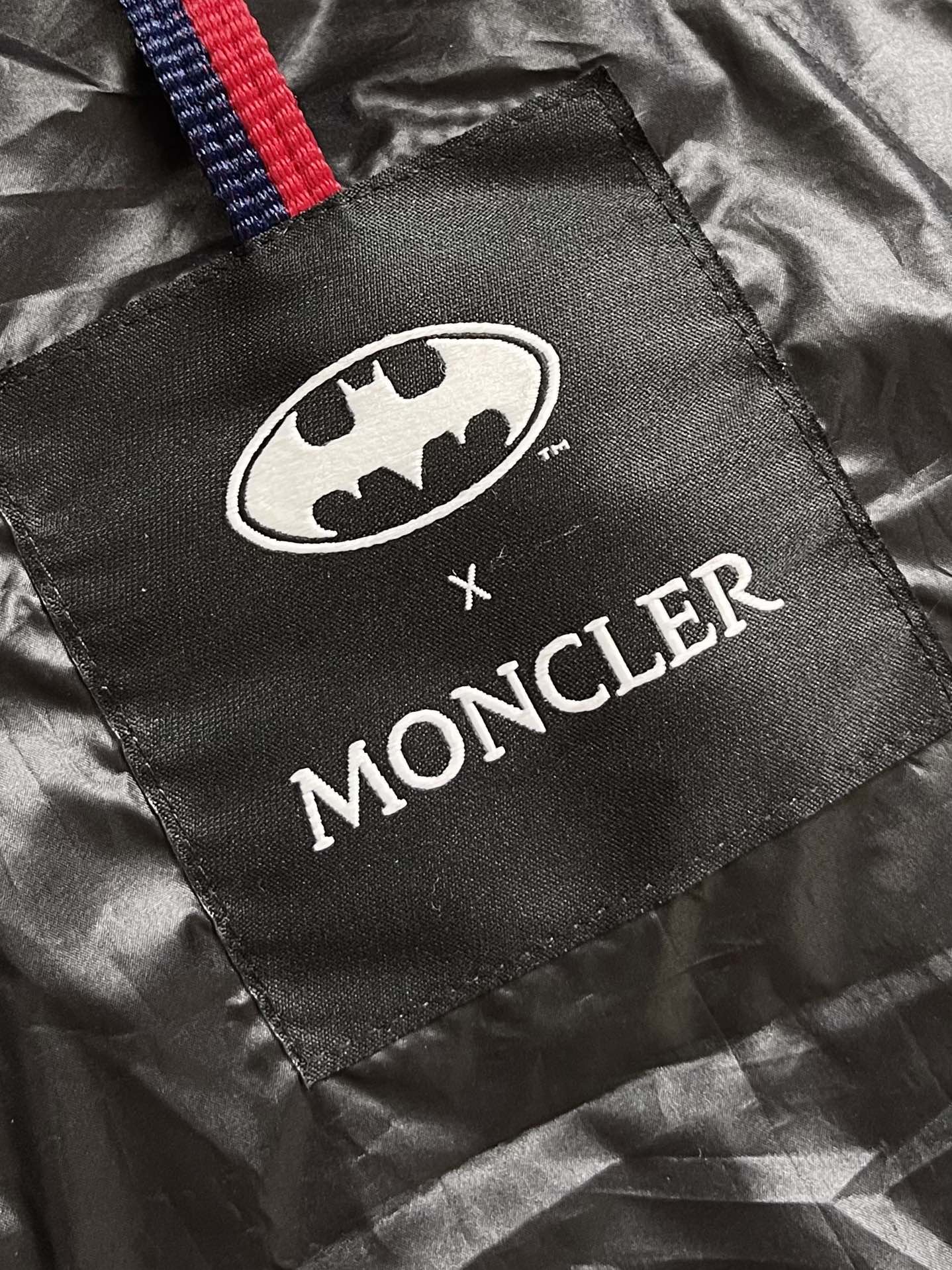 monclerXbatman蝙蝠侠标识羽绒服定制墨韵高级炭黑涂层风衣面料定制韩韵流光丝绒针织面料采用40