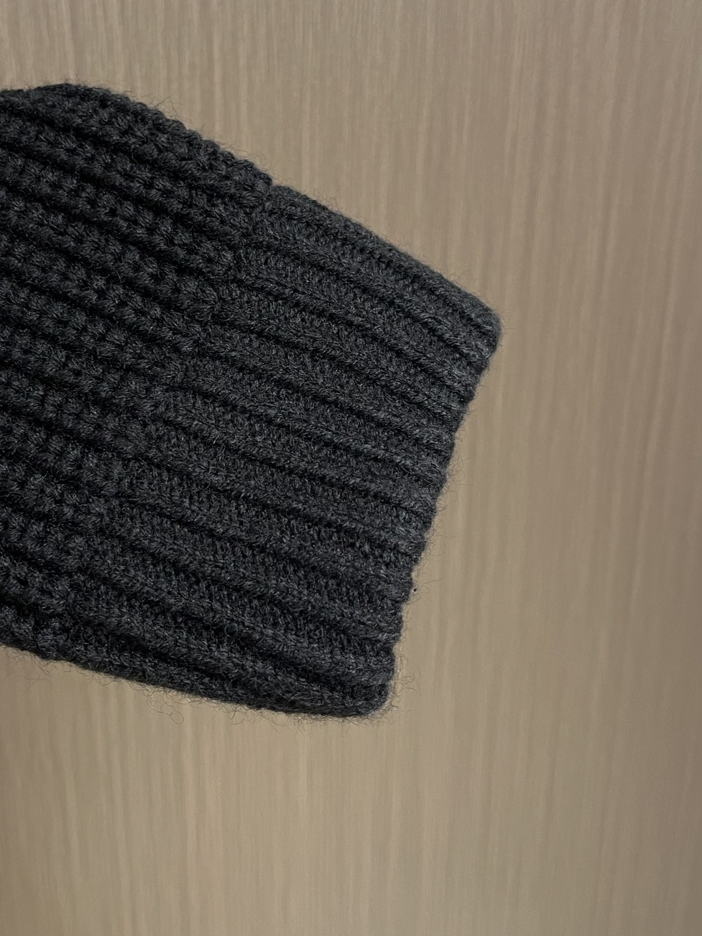 Title: Customized Prada Knitted Sweater Coat Description Summary: Prada knitted sweater coat, customized with velvet, precise stitching for seamless finish, available in sizes S-XL. - 图片 8