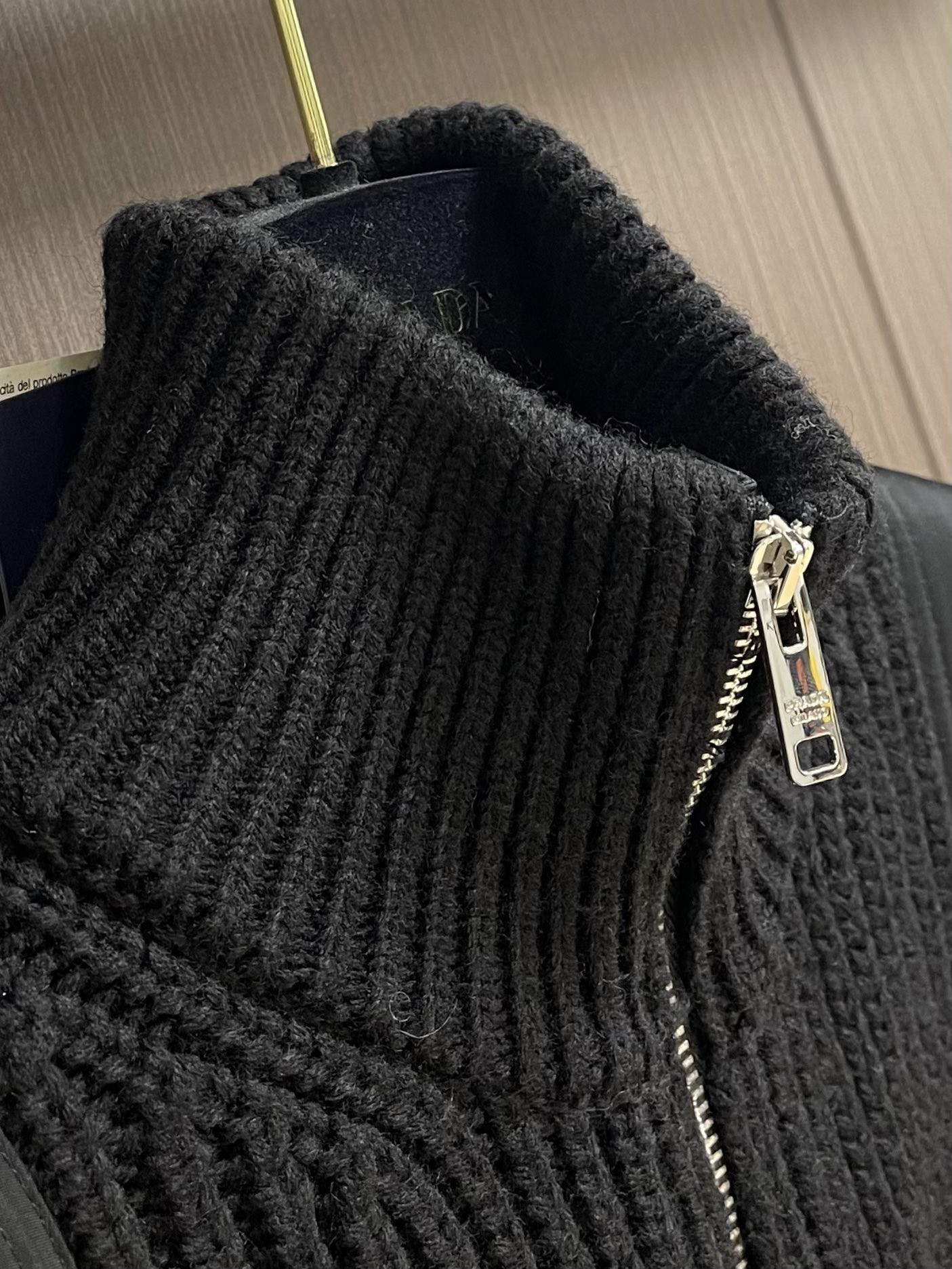 Title: Customized Prada Knitted Sweater Coat Description Summary: Prada knitted sweater coat, customized with velvet, precise stitching for seamless finish, available in sizes S-XL. - 图片 3