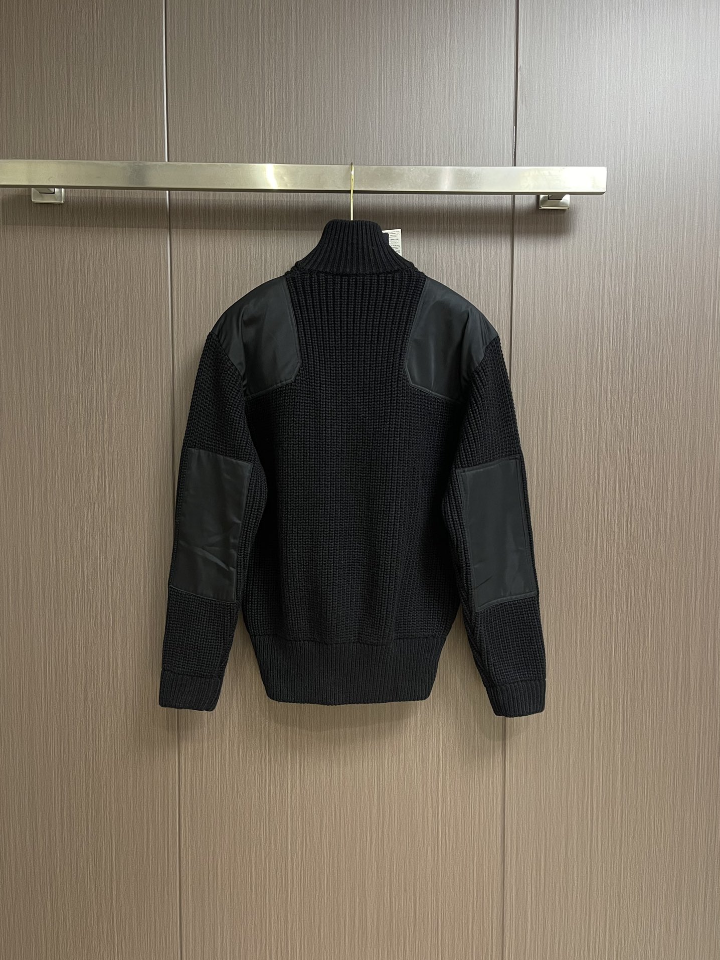 Title: Customized Prada Knitted Sweater Coat Description Summary: Prada knitted sweater coat, customized with velvet, precise stitching for seamless finish, available in sizes S-XL. - 图片 2