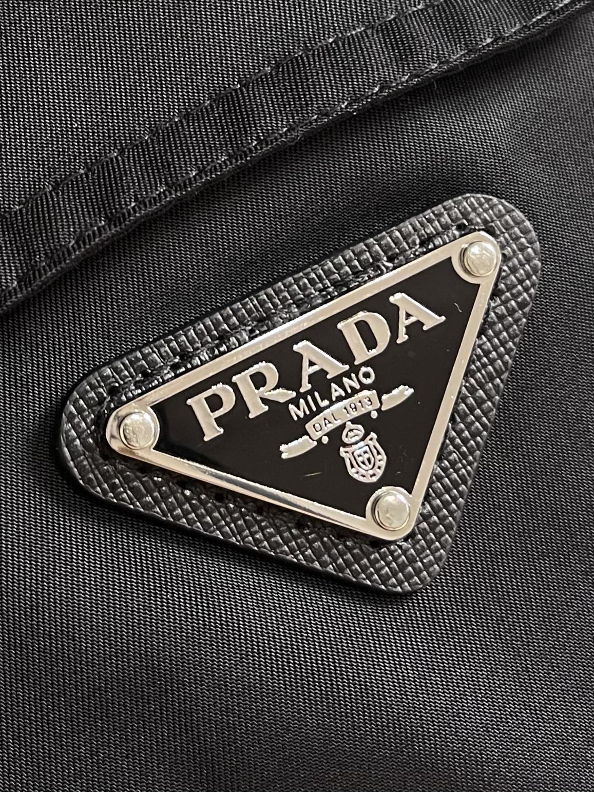 Title: Customized Prada Knitted Sweater Coat Description Summary: Prada knitted sweater coat, customized with velvet, precise stitching for seamless finish, available in sizes S-XL. - 图片 6