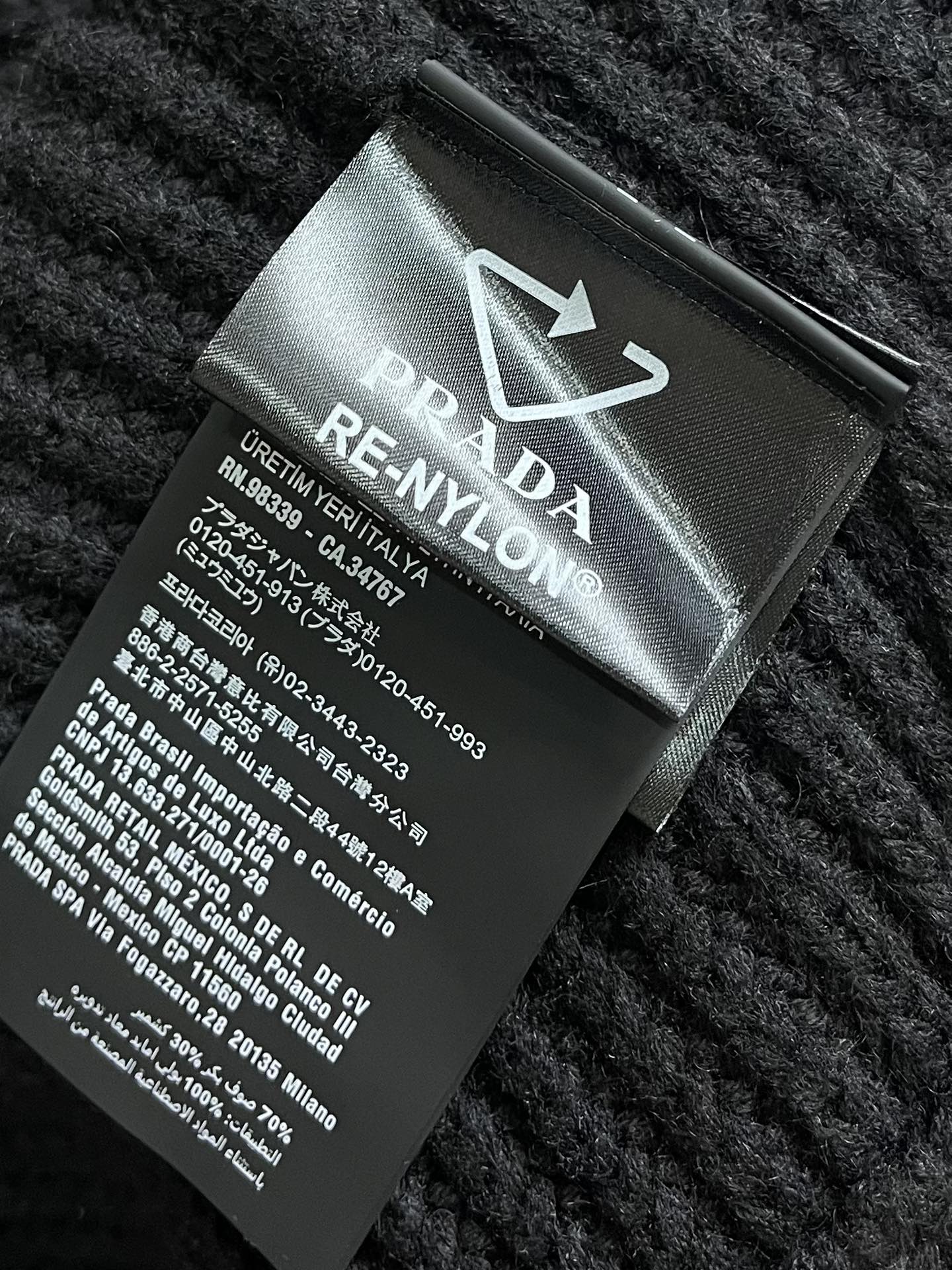 Title: Customized Prada Knitted Sweater Coat Description Summary: Prada knitted sweater coat, customized with velvet, precise stitching for seamless finish, available in sizes S-XL. - 图片 9