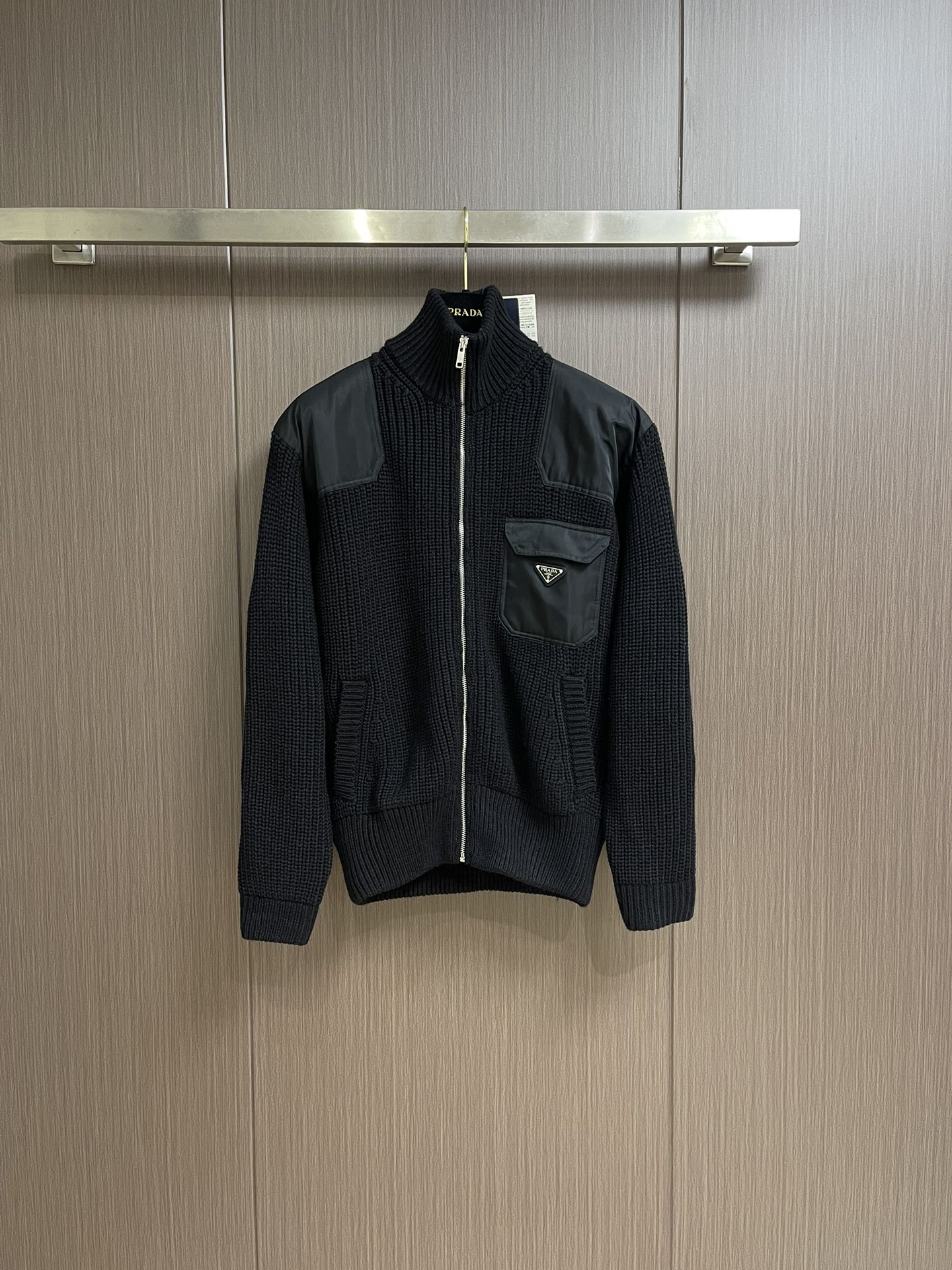 NO:502712,Prada Triangle Mark Spliced ​​Knitted Sweater Jacket, Customized Australian Cotton Wool Elegant Weaving Full texture, Heavy and Solid, Every inch of fiber contains heavy warmth. The iconic enameled triangular metal logo embellishes the elegance and nobility of the brand. The exquisite zipper design cleverly incorporates knitting to rejuvenate instantly. The heavy texture shows its luxurious charm everywhere. Steady and restrained, sincere and atmospheric. Defining extraordinary taste, the infrared position of the 'prad triangle mark' is more accurate. Firm and solid, seamless splicing is made intricately. The weaving piece is connected by specific sewing. The craftsmanship of connecting the weaving techniques makes almost no traces visible at the splicing. The splicing effect is beautiful and neat. Artificial sewing disc splicing and opening bags are spliced ​​by hand by craftsmen. The size and height of the opening bag are accurately controlled.  Ensure that the left and right bag sizes are consistent. Size S-XL, prada, jackets & coats, sweaters, alexander wang19860909Prada 三角标拼接针织毛衣外套,定制澳棉绒雅织 质感十足 厚重扎实每一寸纤维都蕴含着沉甸甸的暖意 标志性涂珐 琅三角形金属徽标点缀 彰显品牌的优雅与高贵 精致的拉链设计巧妙地融入针织 让瞬间焕发活力 沉甸甸地质感无处不在展示它的奢华魅力 稳重内敛 诚稳大气 定义不凡品味,采用进口专机红外线定位'prad三角标'位置更为精准 牢固结实,无缝拼接精工细做 将织片通过特定的缝制 编织手法连接在一起的工艺 使拼接处几乎看不出痕迹 拼接效果美观且整洁,人工缝盘拼接开袋 每一个开袋都是由工匠手工拼接而成 精确控制开袋的大小和高度 确保的左右袋大小高低一致.尺码S-XL,,prada,jackets & coats,sweaters,alexander wang,Men's clothing