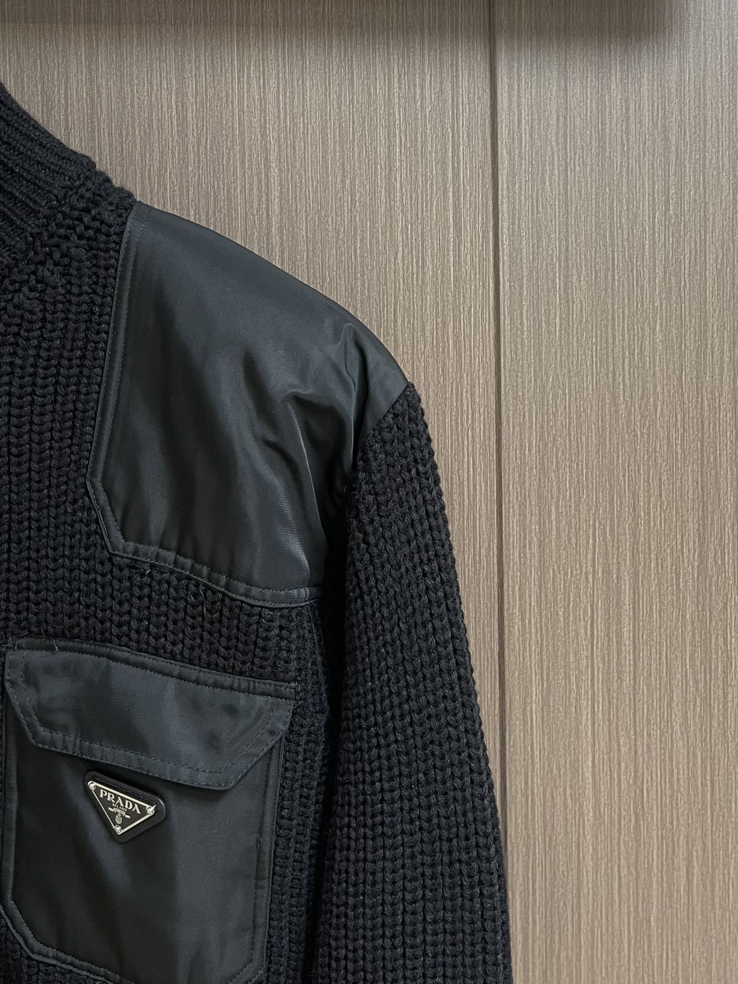 Title: Customized Prada Knitted Sweater Coat Description Summary: Prada knitted sweater coat, customized with velvet, precise stitching for seamless finish, available in sizes S-XL. - 图片 4