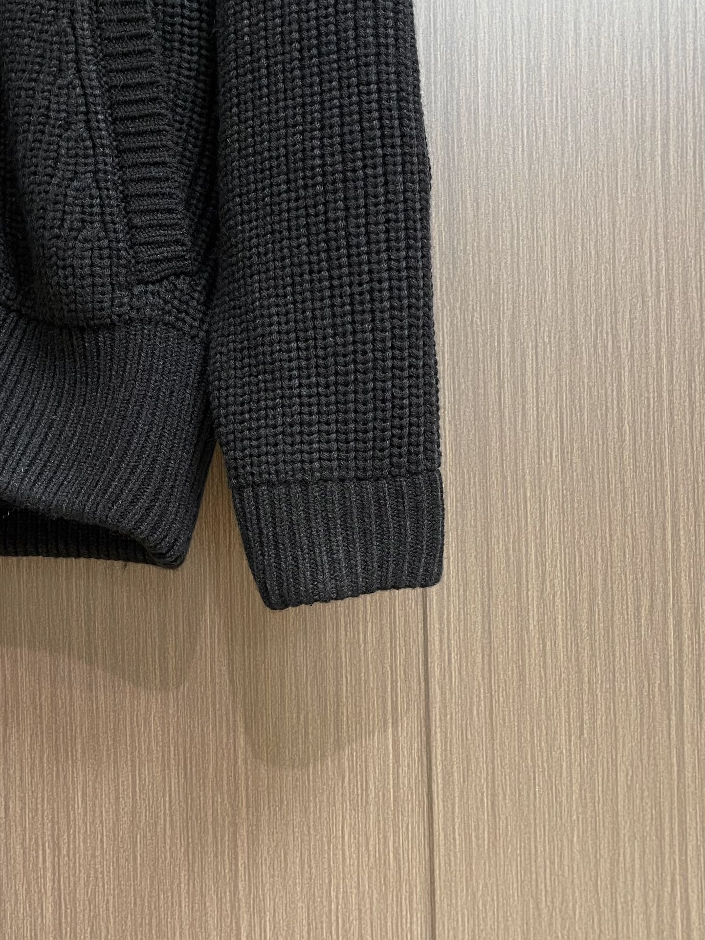 Title: Customized Prada Knitted Sweater Coat Description Summary: Prada knitted sweater coat, customized with velvet, precise stitching for seamless finish, available in sizes S-XL. - 图片 7