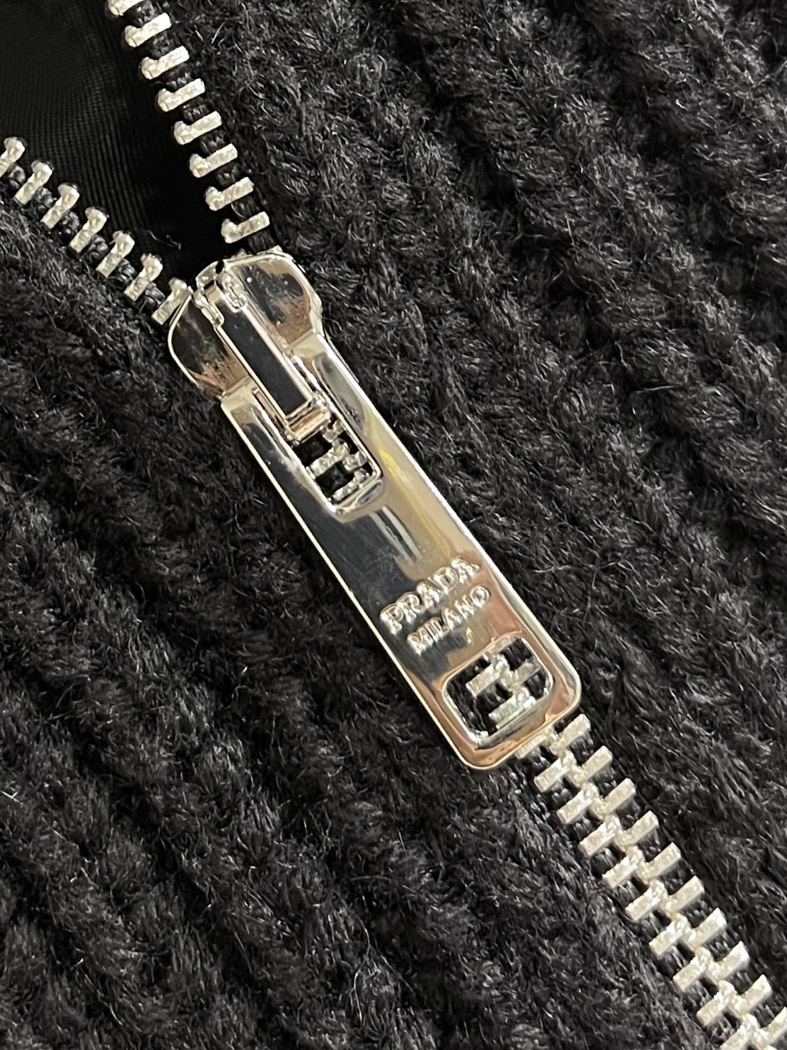 Title: Customized Prada Knitted Sweater Coat Description Summary: Prada knitted sweater coat, customized with velvet, precise stitching for seamless finish, available in sizes S-XL. - 图片 5