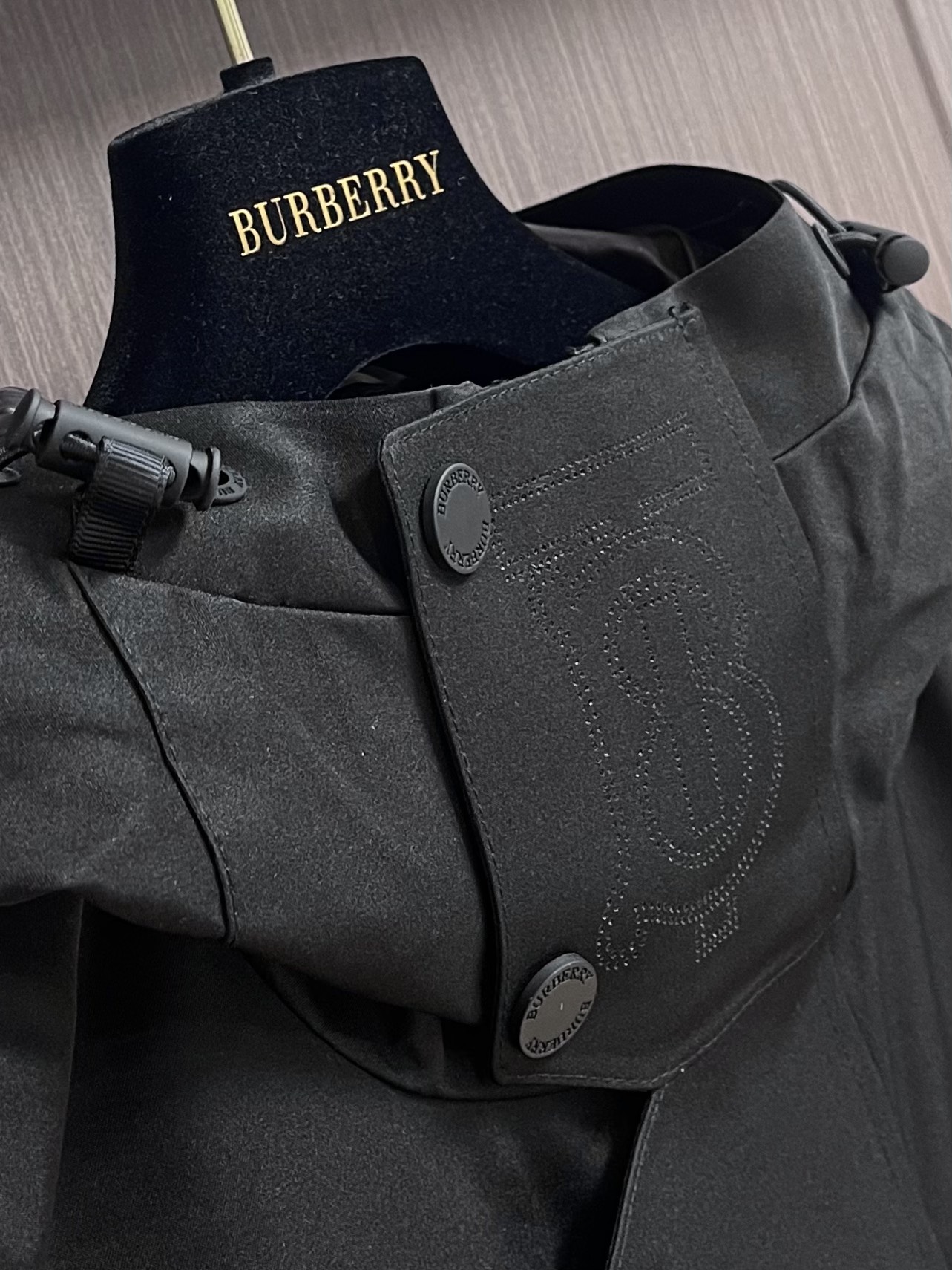 Burberry后背3m反光字母连帽羽绒服面料采用zP一致的100支高度面料光滑紧实又韧性好的质地正面背