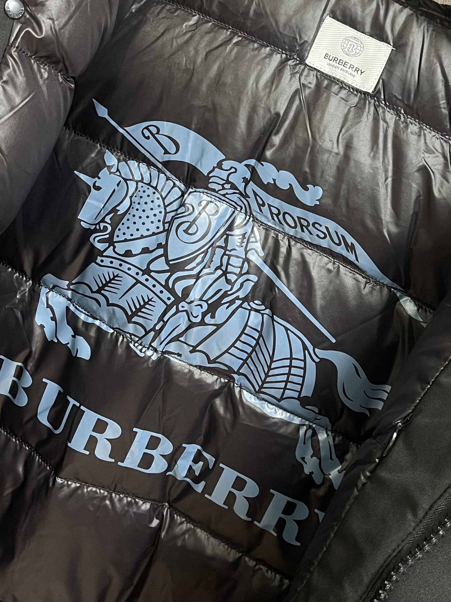 Burberry后背3m反光字母连帽羽绒服面料采用zP一致的100支高度面料光滑紧实又韧性好的质地正面背