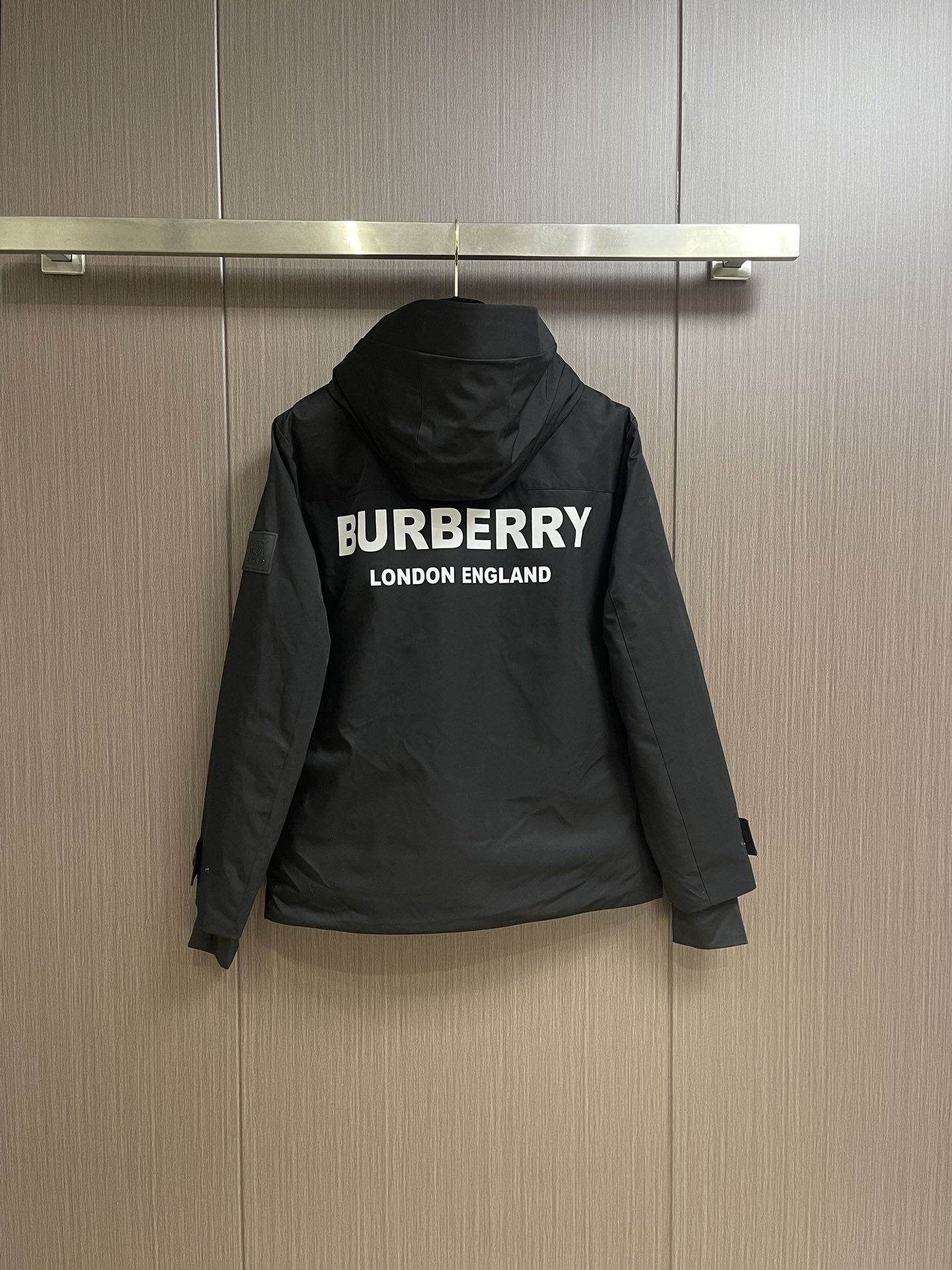 Burberry后背3m反光字母连帽羽绒服面料采用zP一致的100支高度面料光滑紧实又韧性好的质地正面背