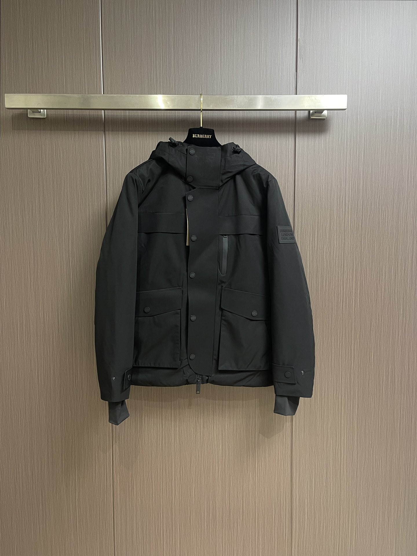 Burberry后背3m反光字母连帽羽绒服面料采用zP一致的100支高度面料光滑紧实又韧性好的质地正面背