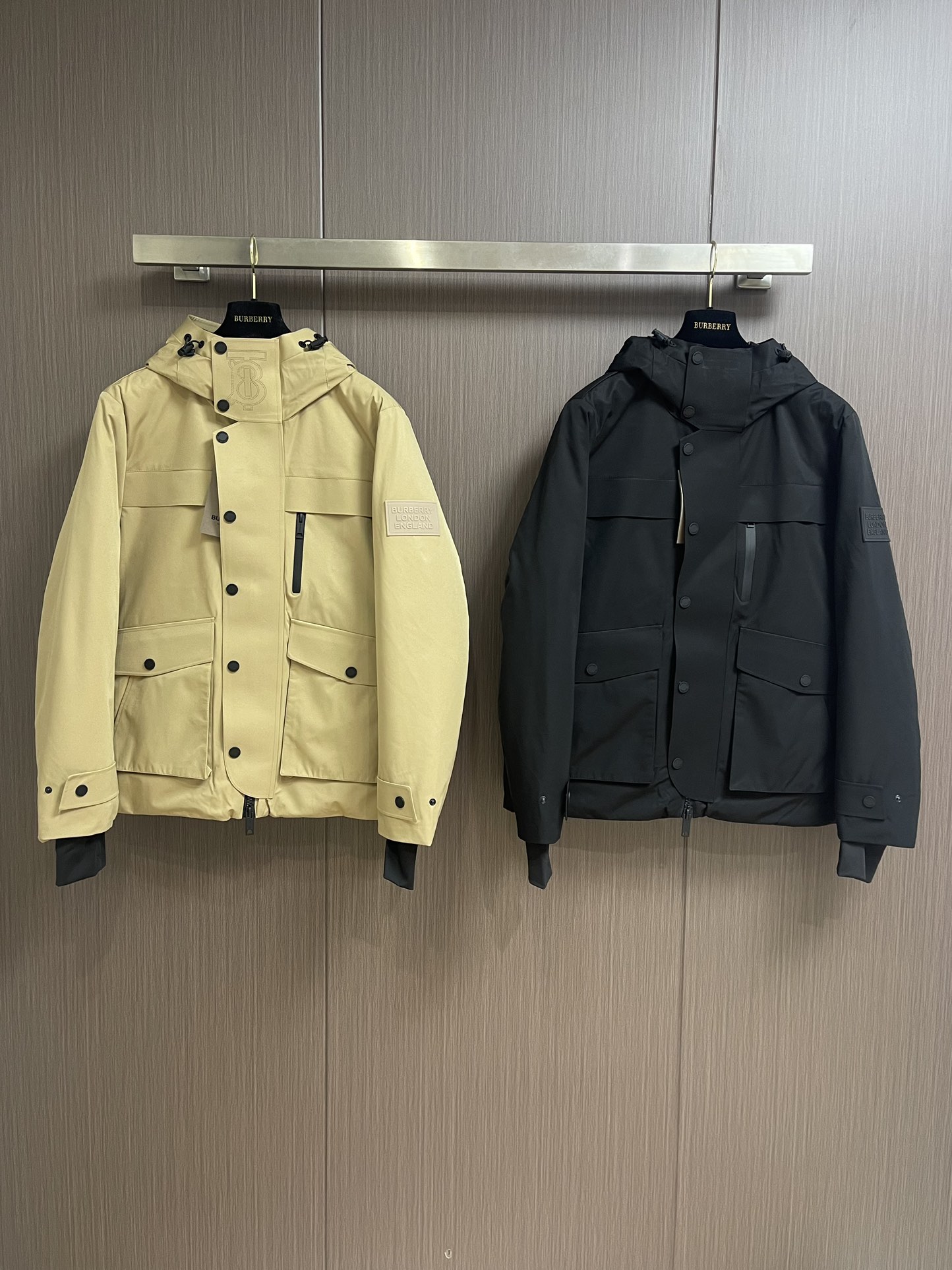 Burberry后背3m反光字母连帽羽绒服面料采用zP一致的100支高度面料光滑紧实又韧性好的质地正面背