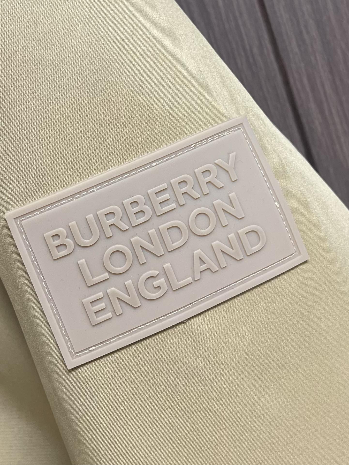 Burberry后背3m反光字母连帽羽绒服面料采用zP一致的100支高度面料光滑紧实又韧性好的质地正面背