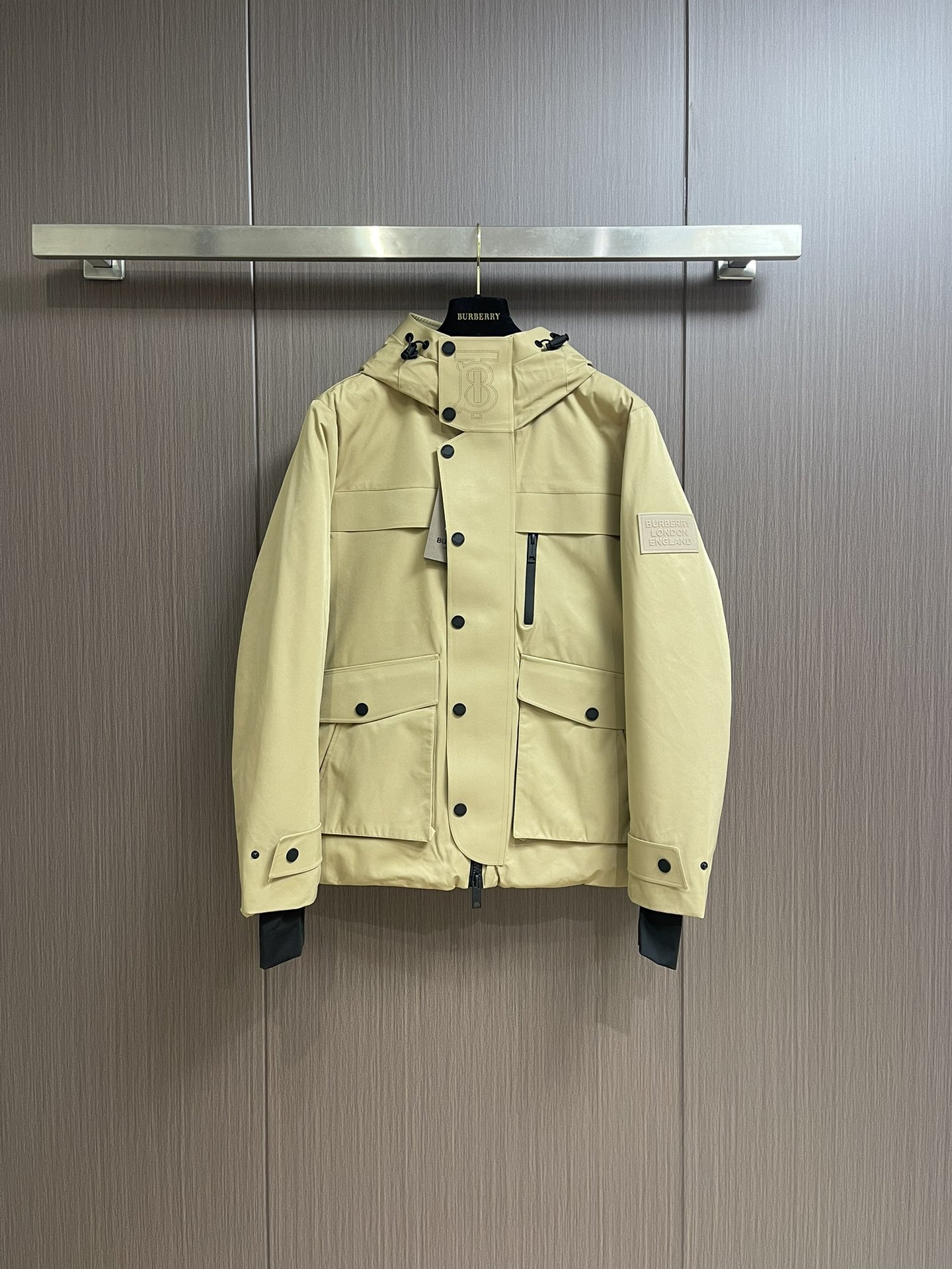 Burberry后背3m反光字母连帽羽绒服面料采用zP一致的100支高度面料光滑紧实又韧性好的质地正面背