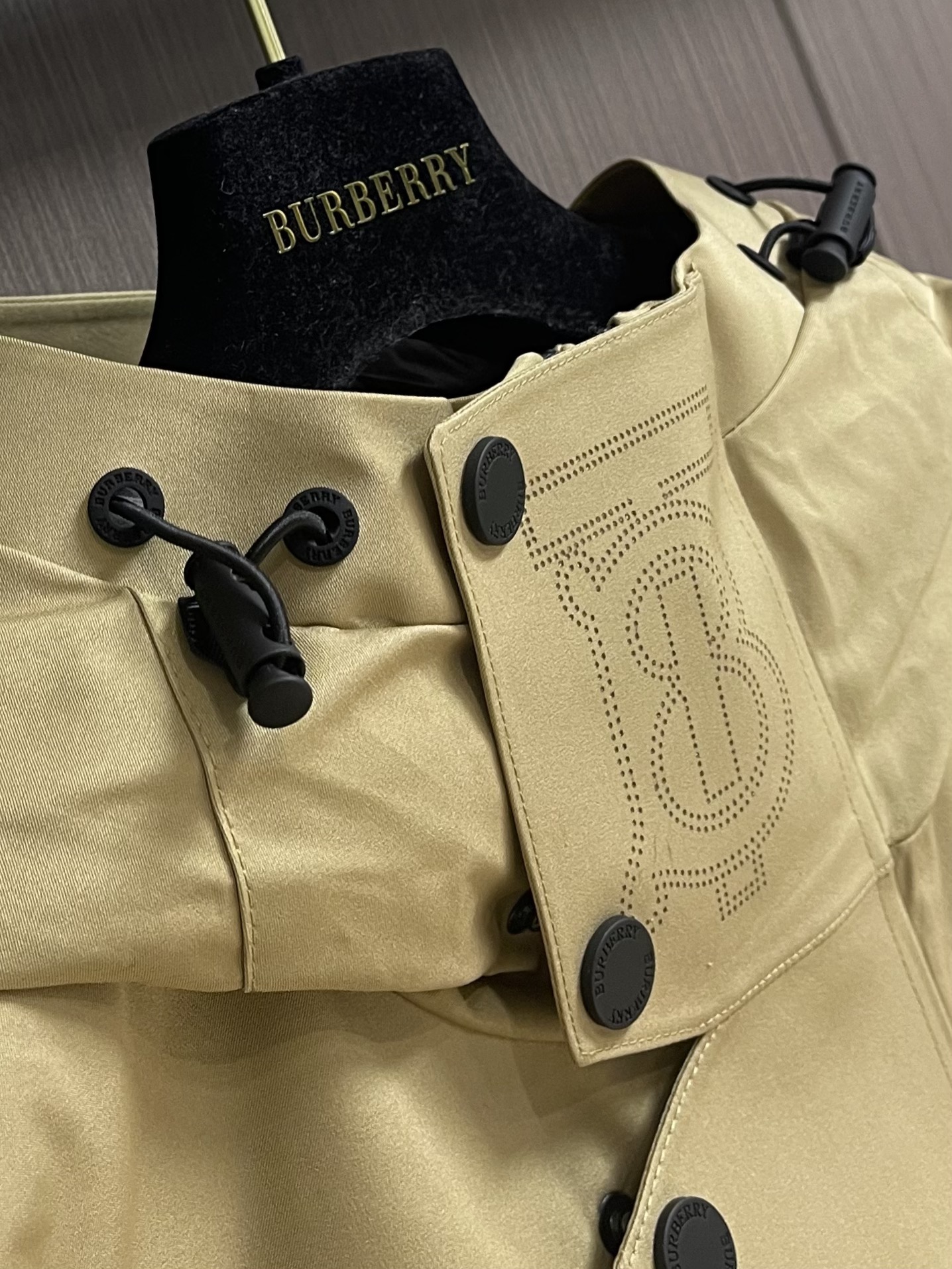 Burberry后背3m反光字母连帽羽绒服面料采用zP一致的100支高度面料光滑紧实又韧性好的质地正面背