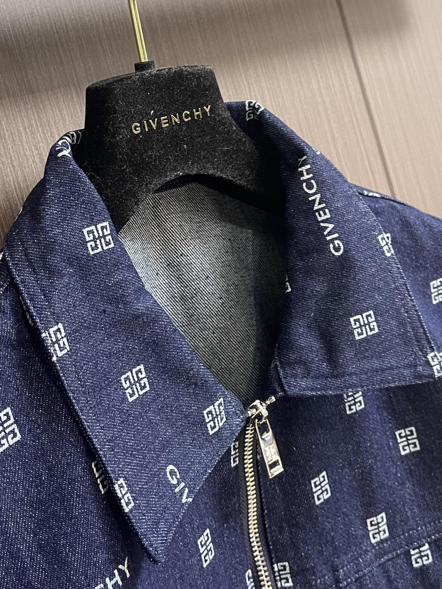 Givenchylogo印花蓝色牛仔外套男女同款ss24高订面料采用430克牛仔布料洗水后手感透气舒适每